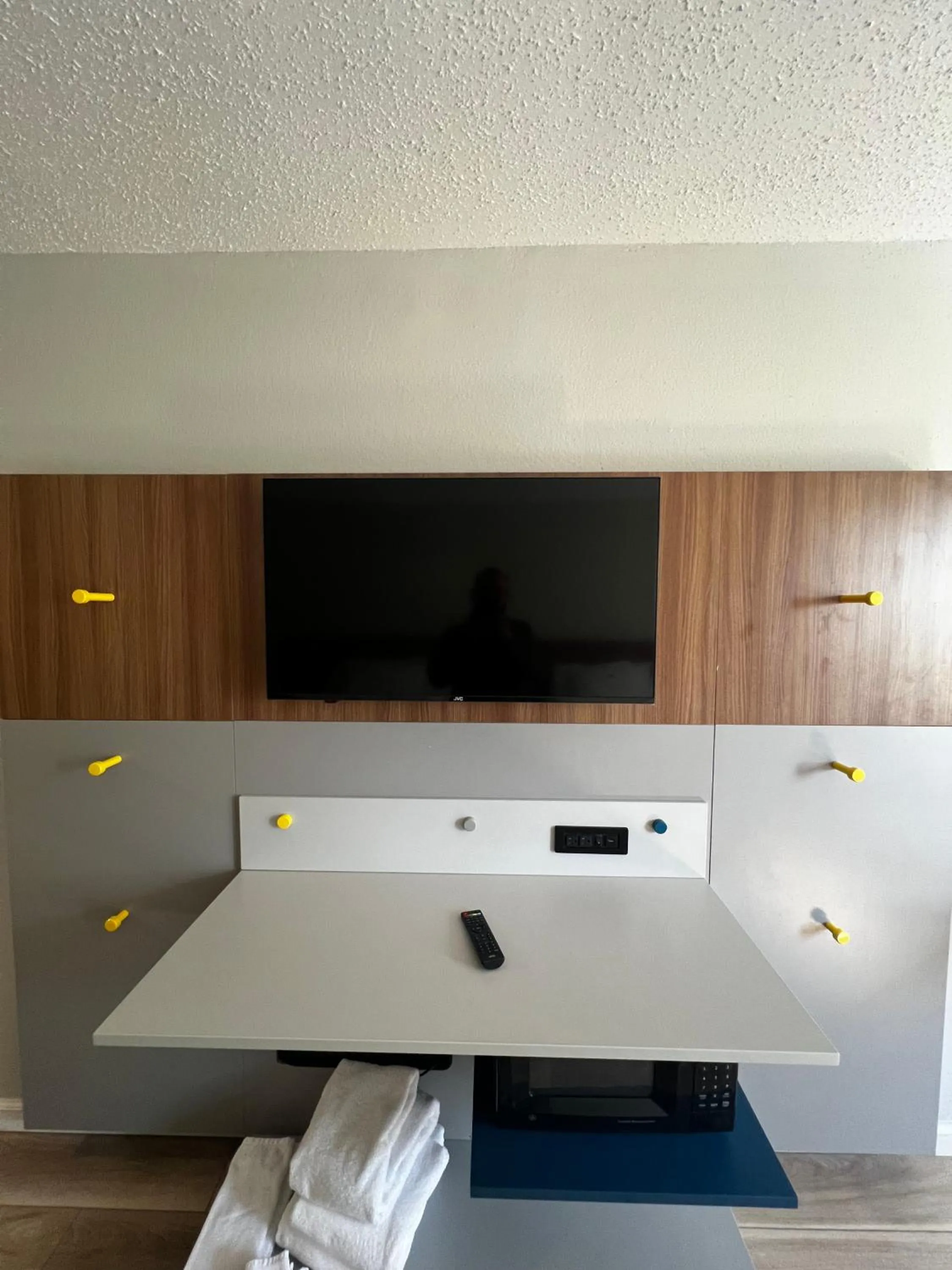 TV and multimedia in Microtel Inn by Wyndham Atlanta Airport