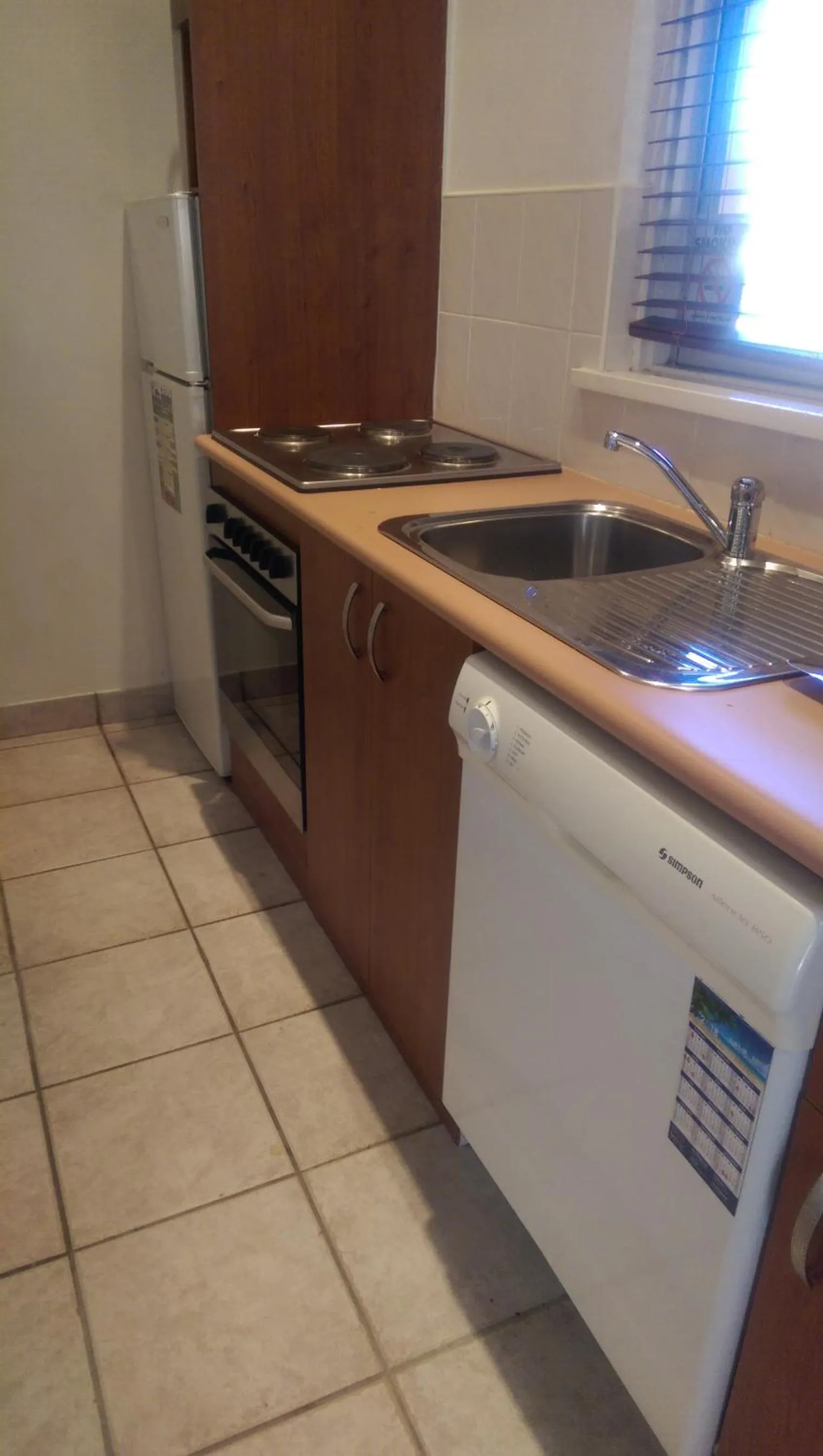 Kitchen or kitchenette in Country Plaza Motel