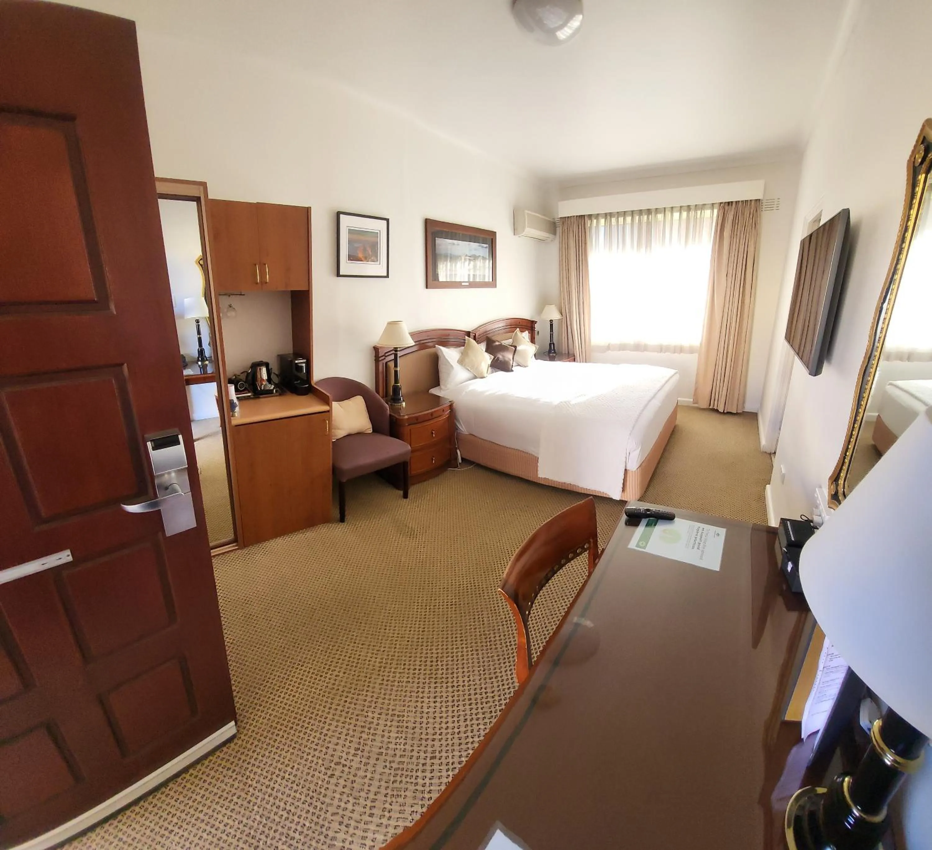 Photo of the whole room, Bed in Country Plaza Motel