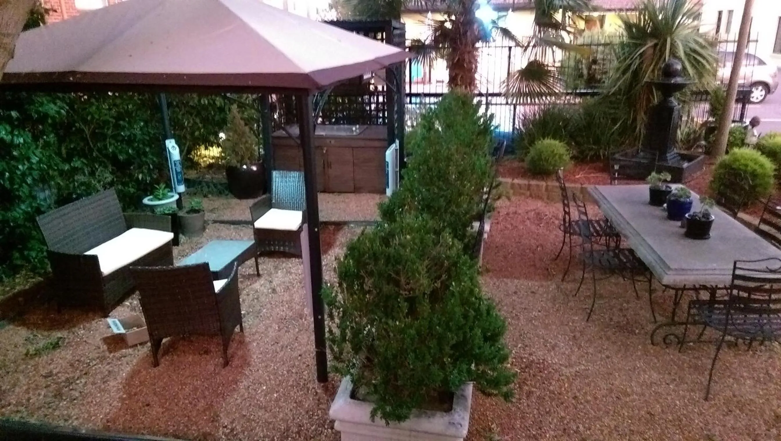 BBQ facilities in Country Plaza Motel
