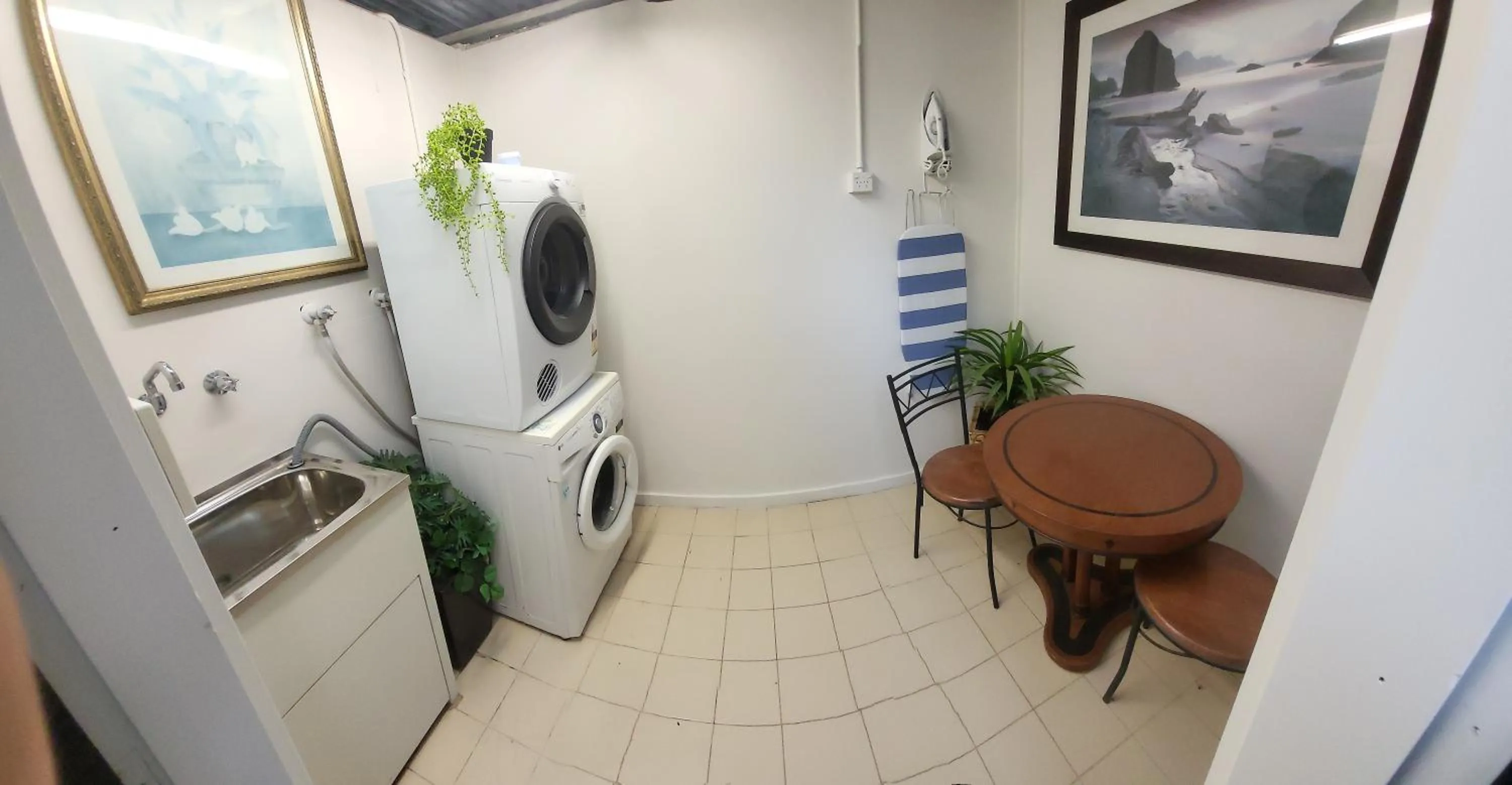 washing machine in Country Plaza Motel