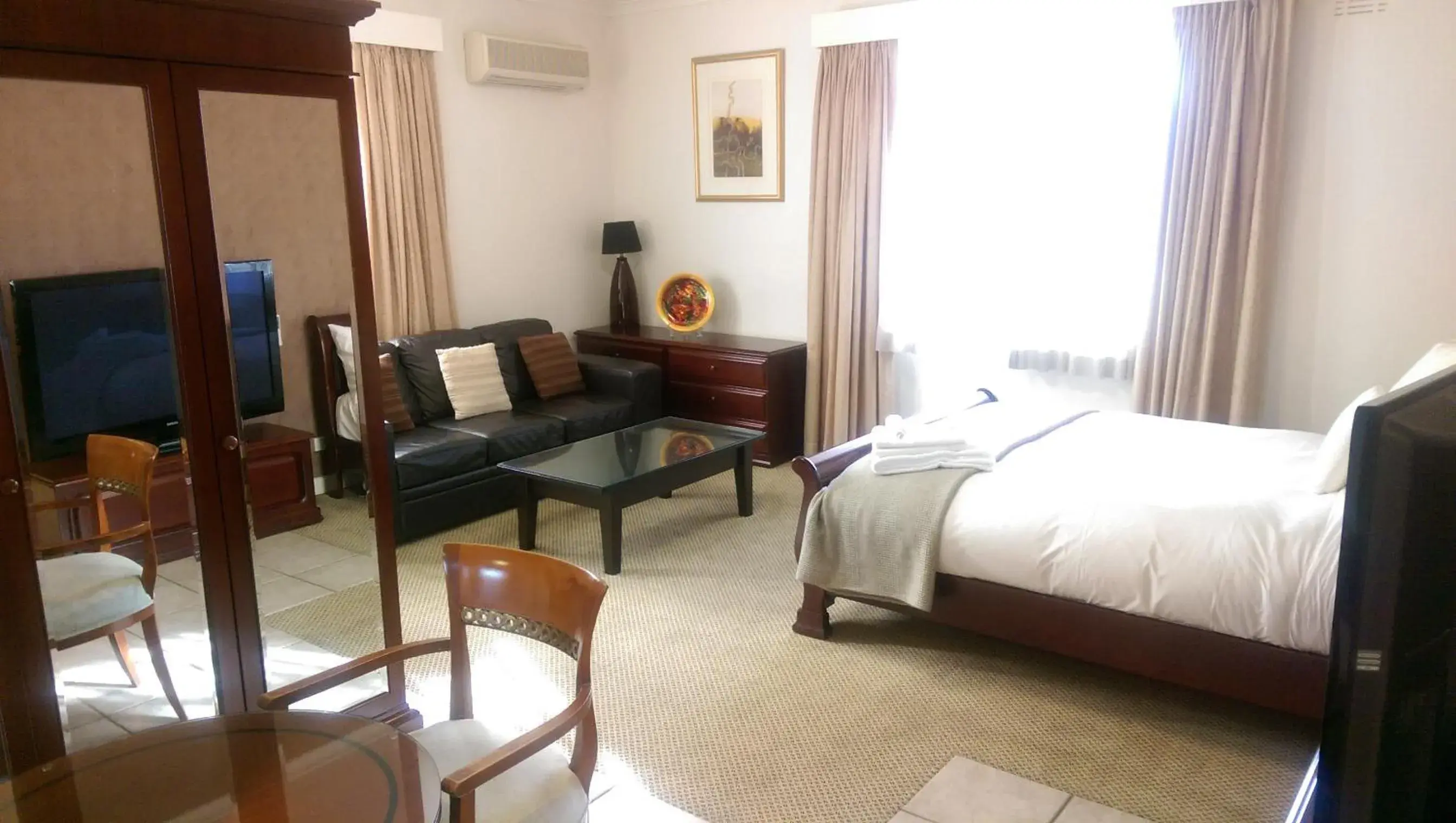 Deluxe Queen Studio in Country Plaza Motel Deluxe Queen Studio in Country Plaza Motel