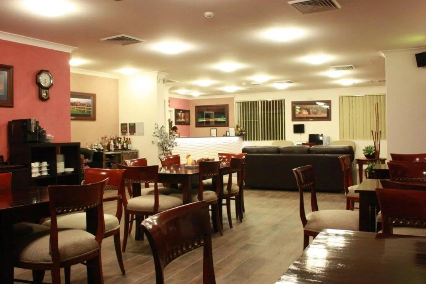 Dining area in Country Plaza Motel