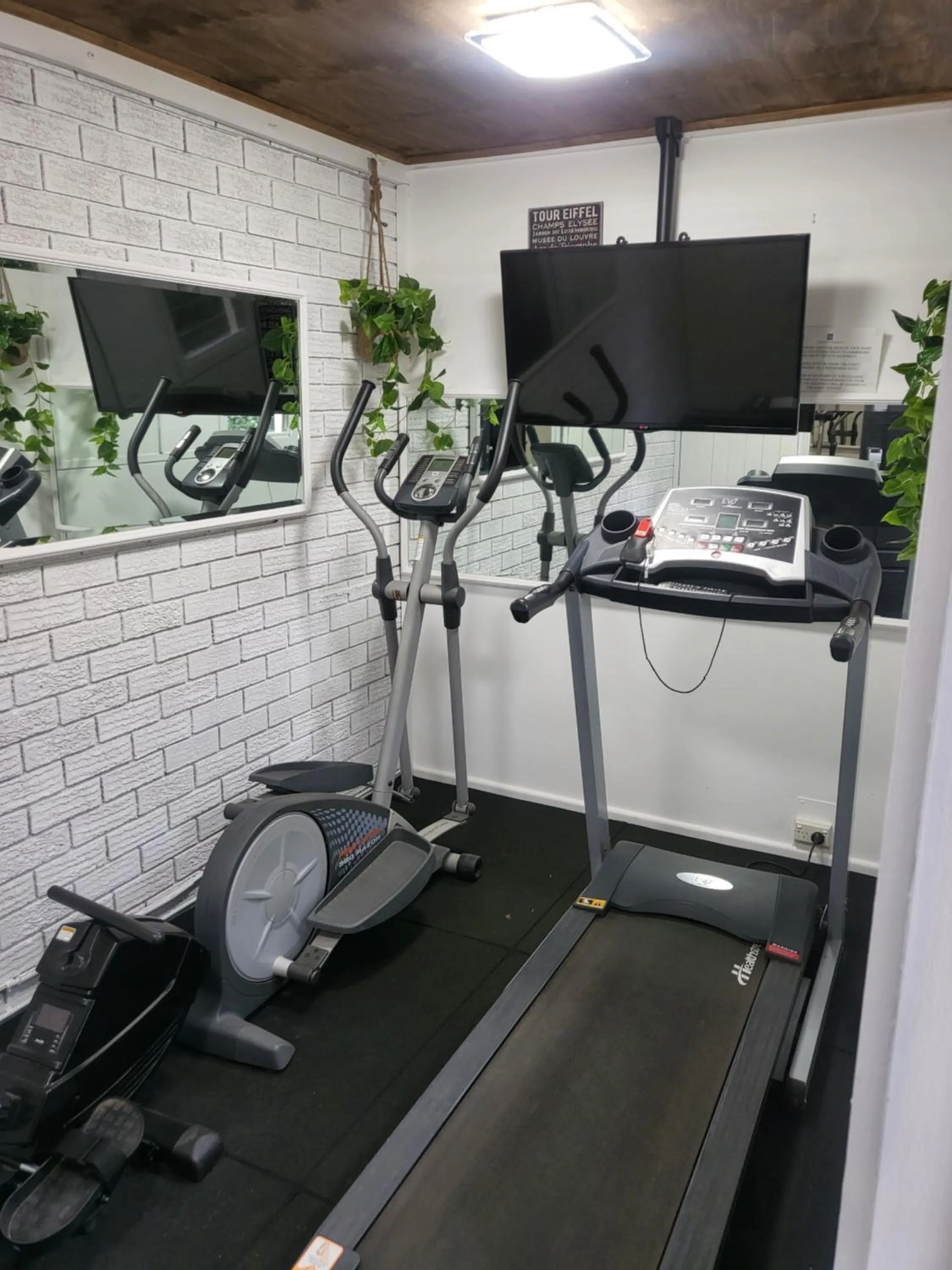 Fitness centre/facilities in Country Plaza Motel