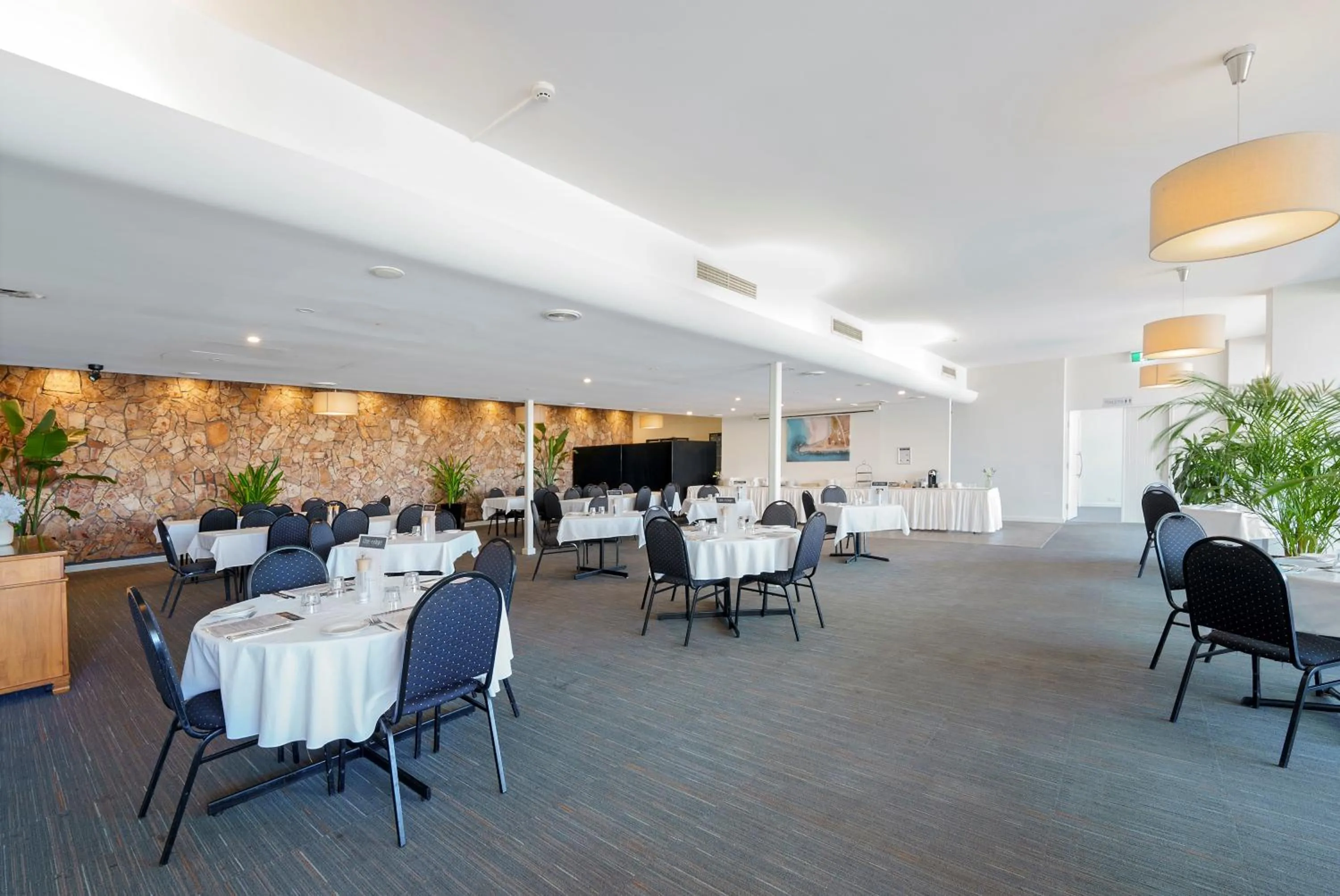 Restaurant/places to eat in Comfort Resort Waters Edge