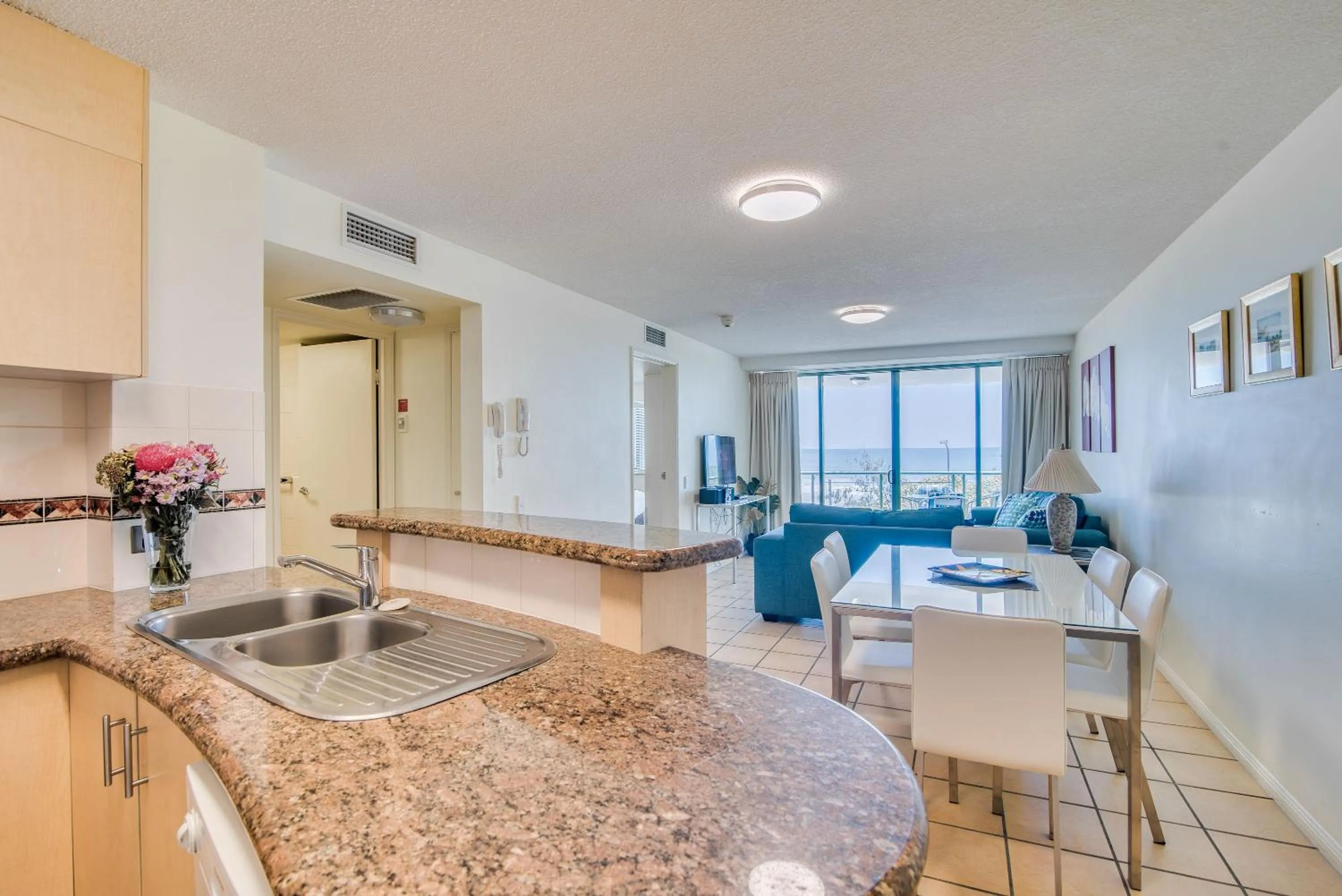 Kitchen or kitchenette in Grand Palais Boolarong Beachside Apartments