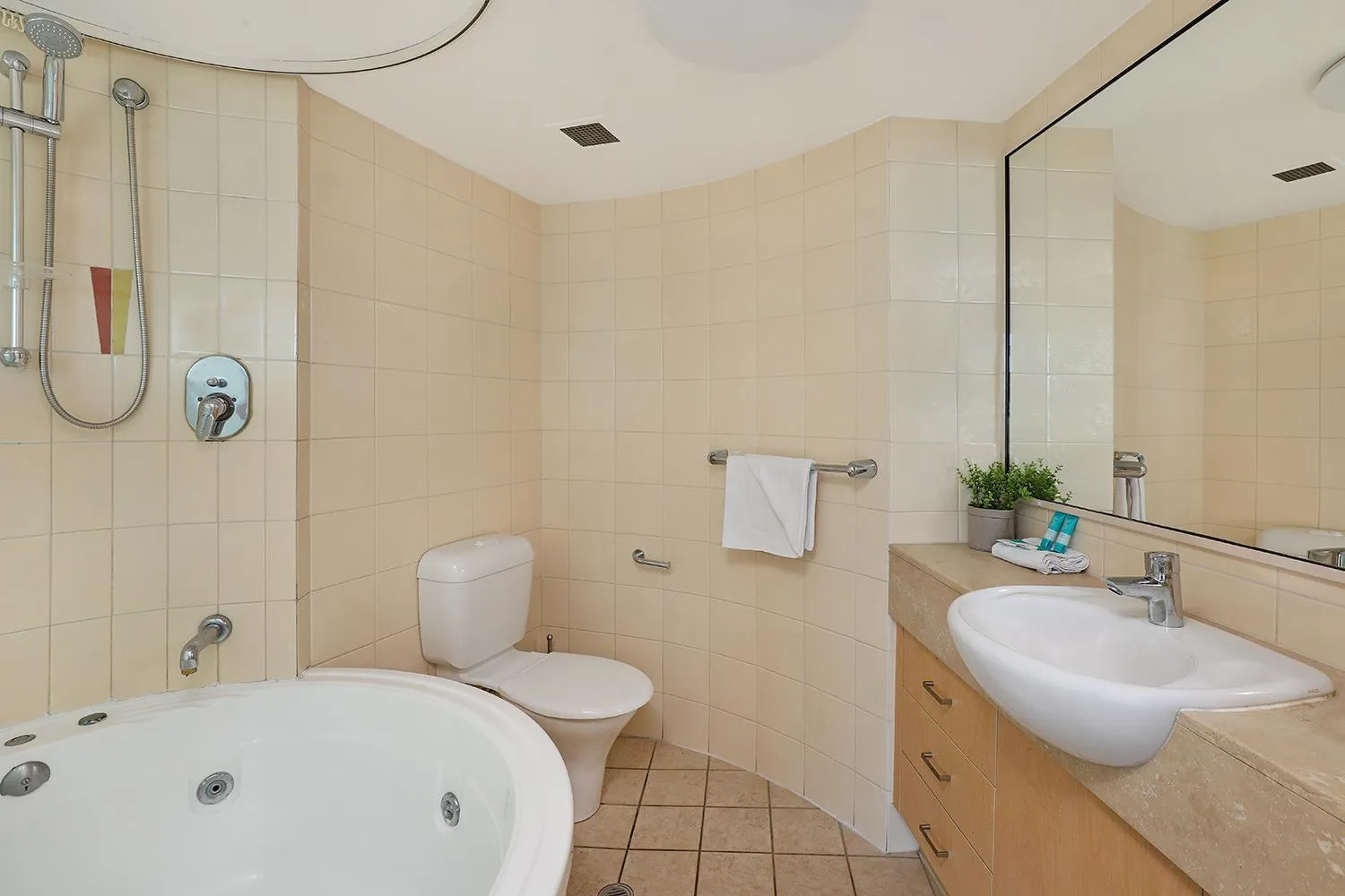 Bathroom in Grand Palais Boolarong Beachside Apartments