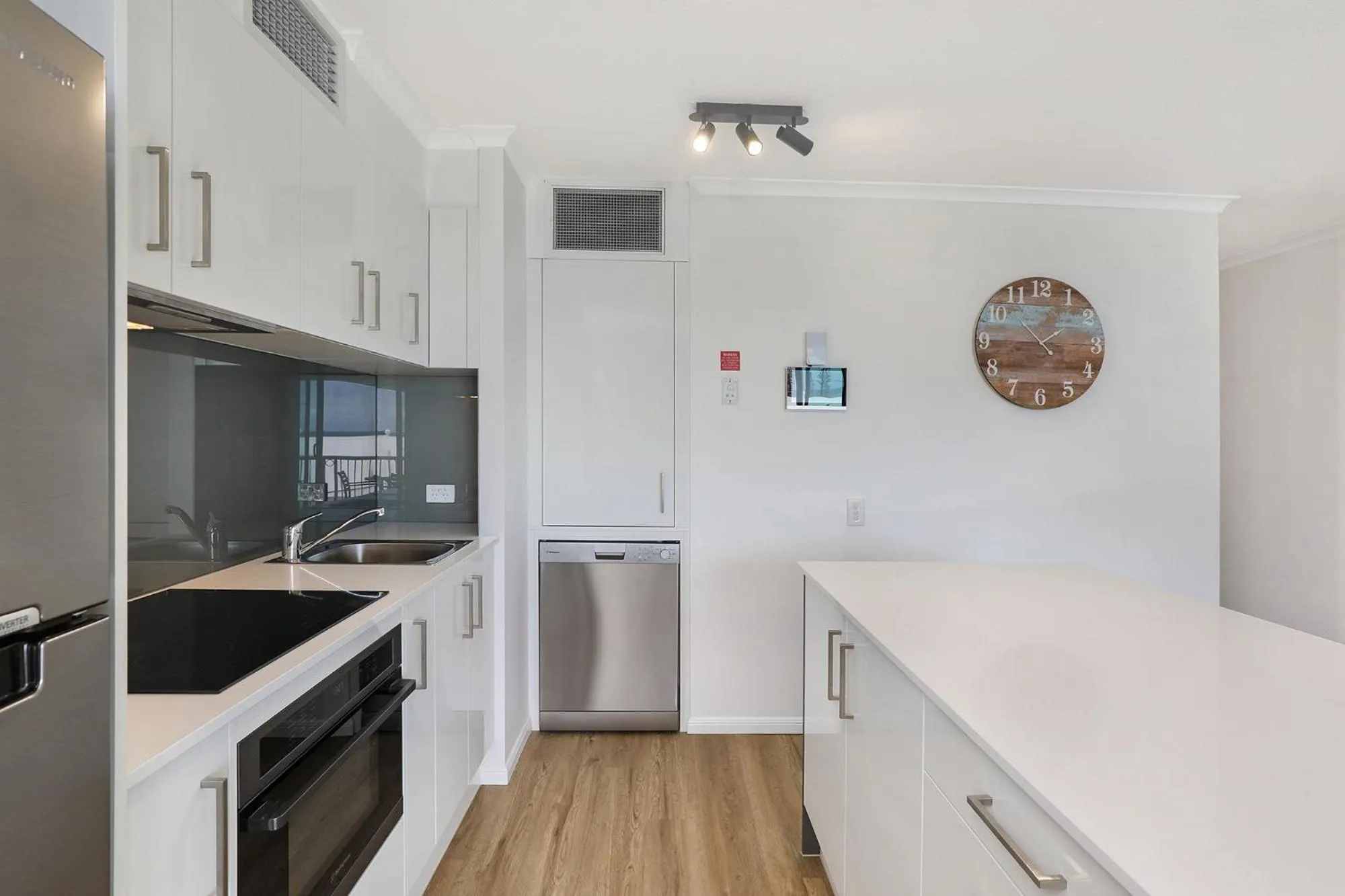 Kitchen or kitchenette in Grand Palais Boolarong Beachside Apartments