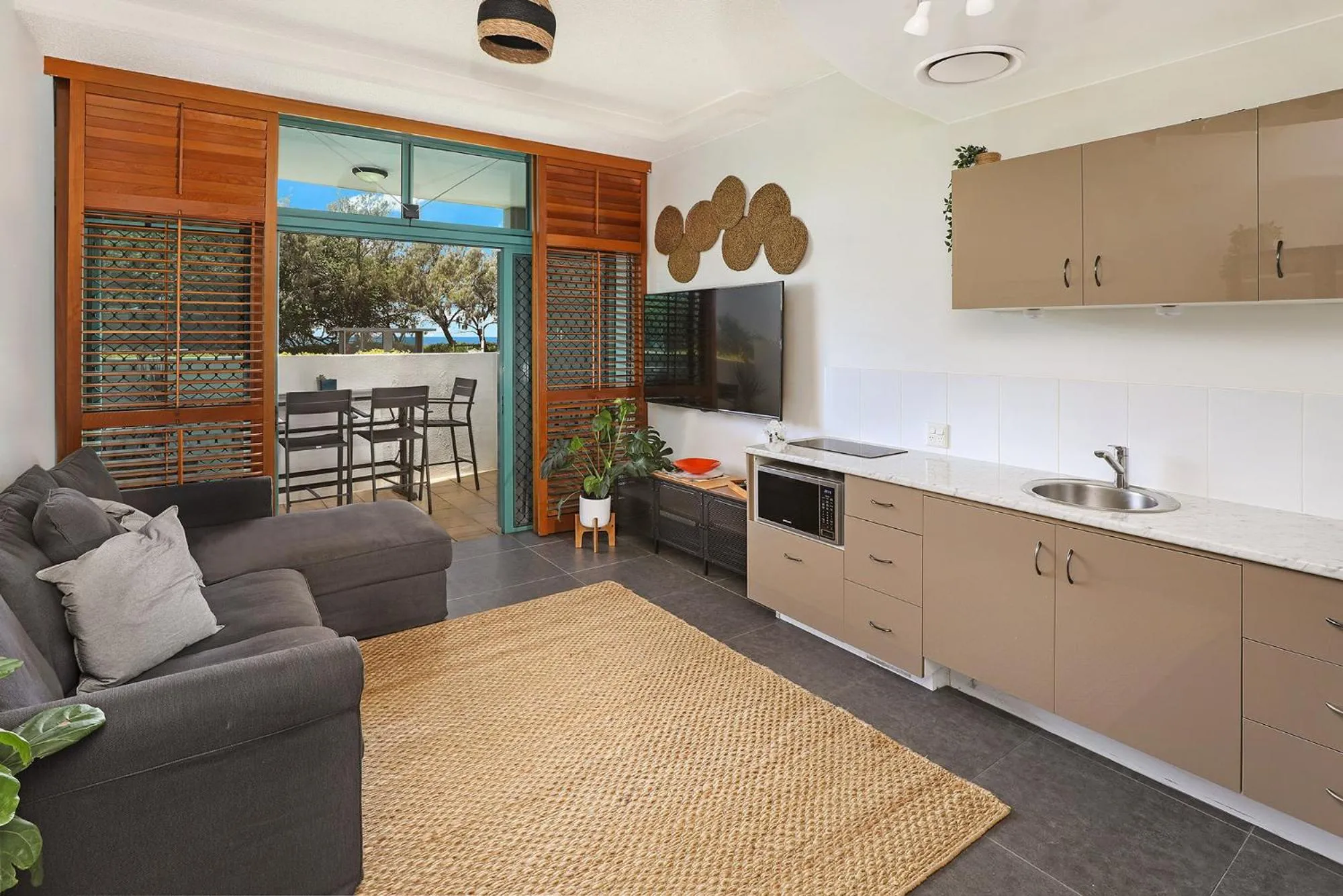 TV and multimedia in Grand Palais Boolarong Beachside Apartments