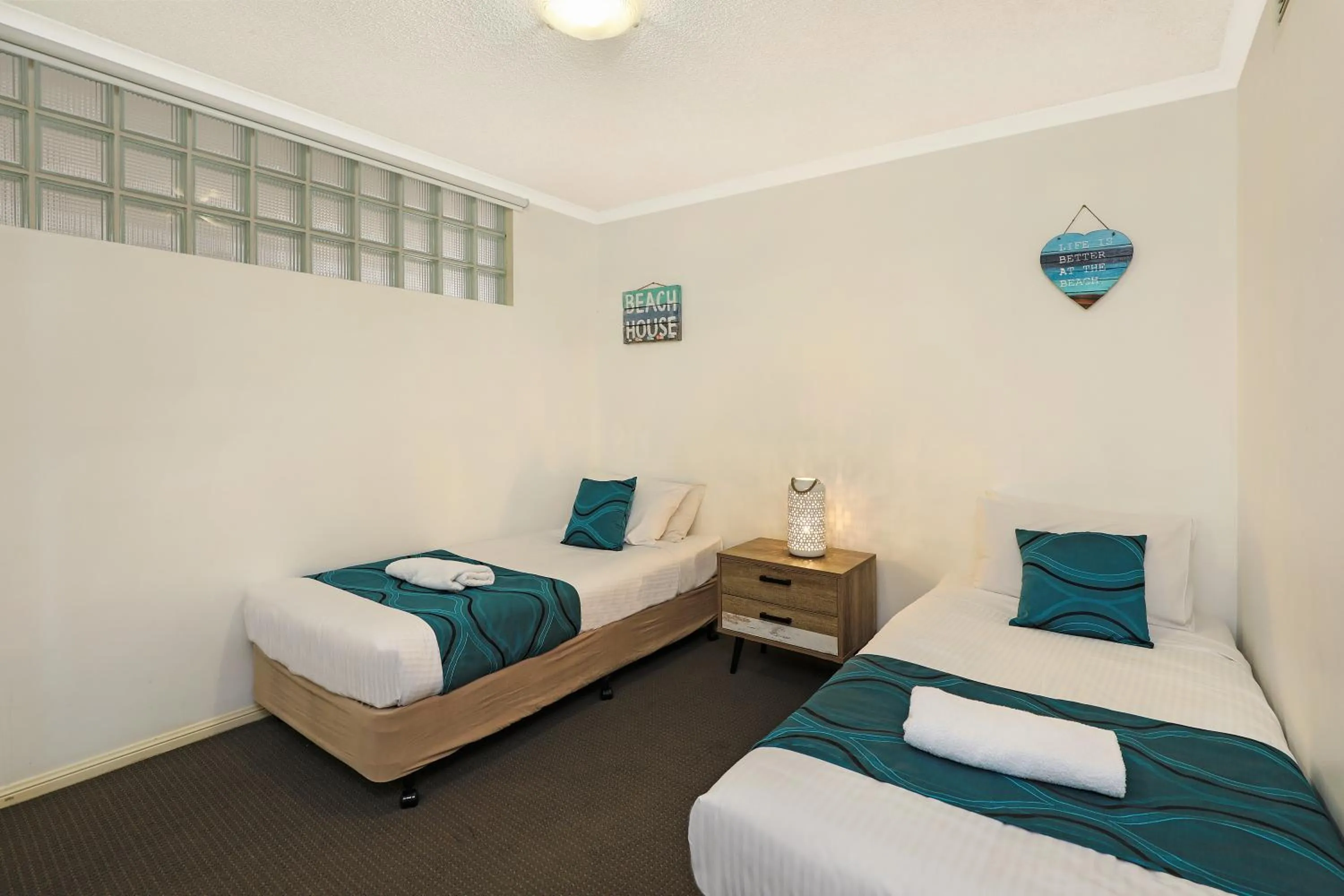 Bed in Grand Palais Boolarong Beachside Apartments