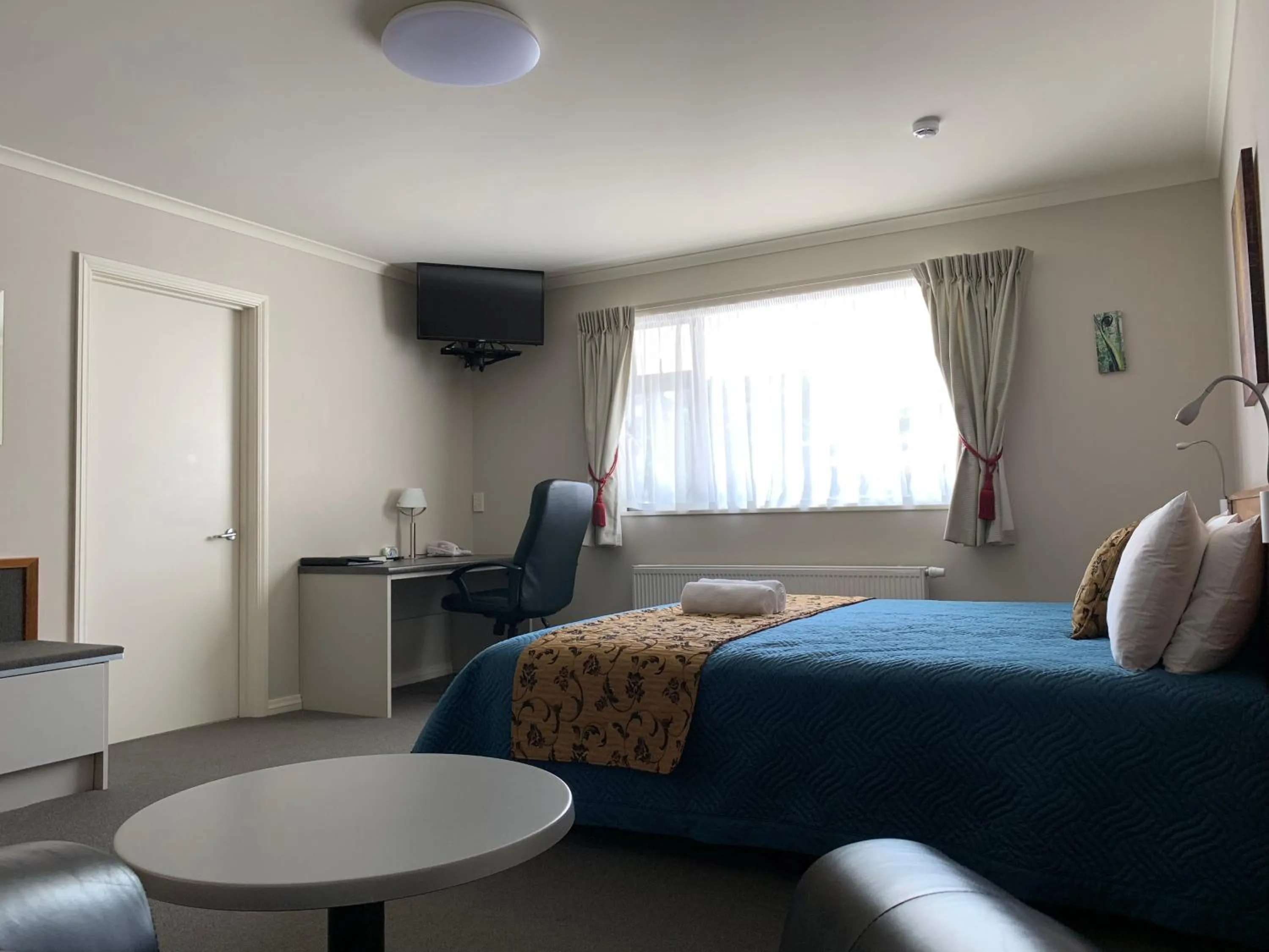 Photo of the whole room, Bed in High Peaks Hotel