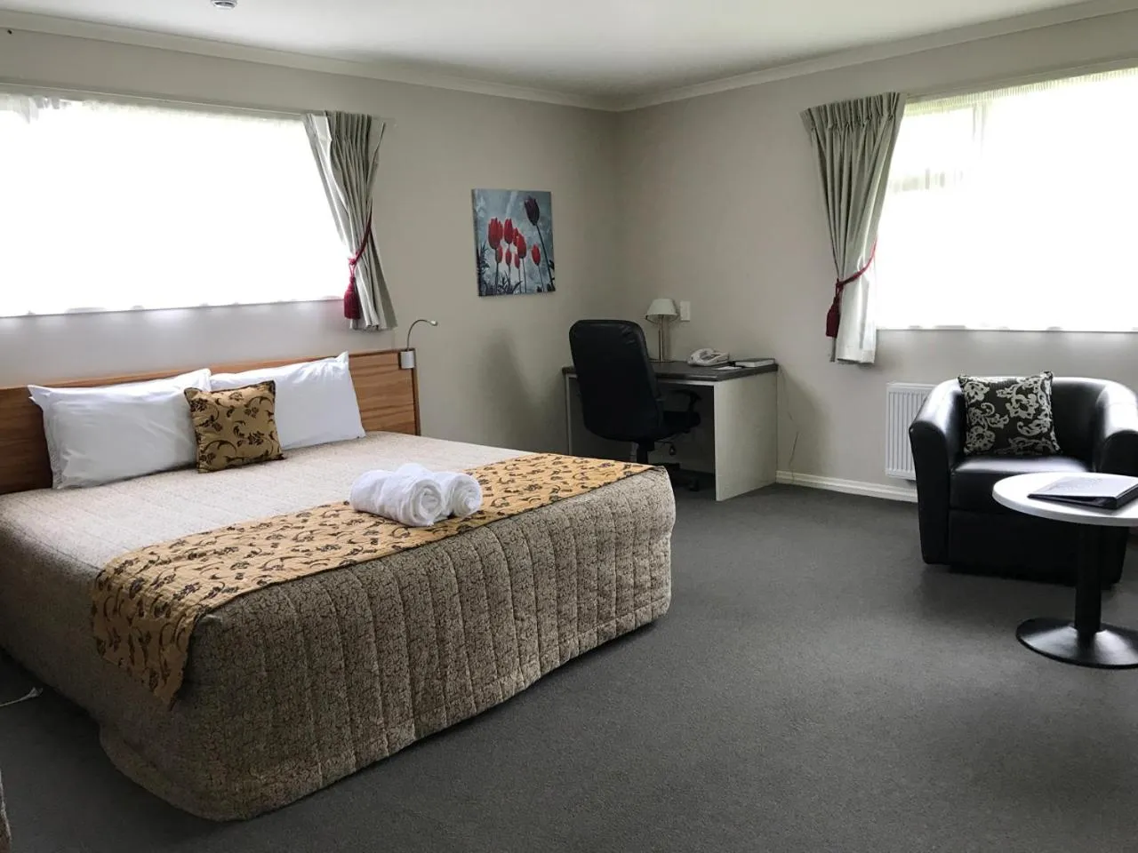 Photo of the whole room, Bed in High Peaks Hotel