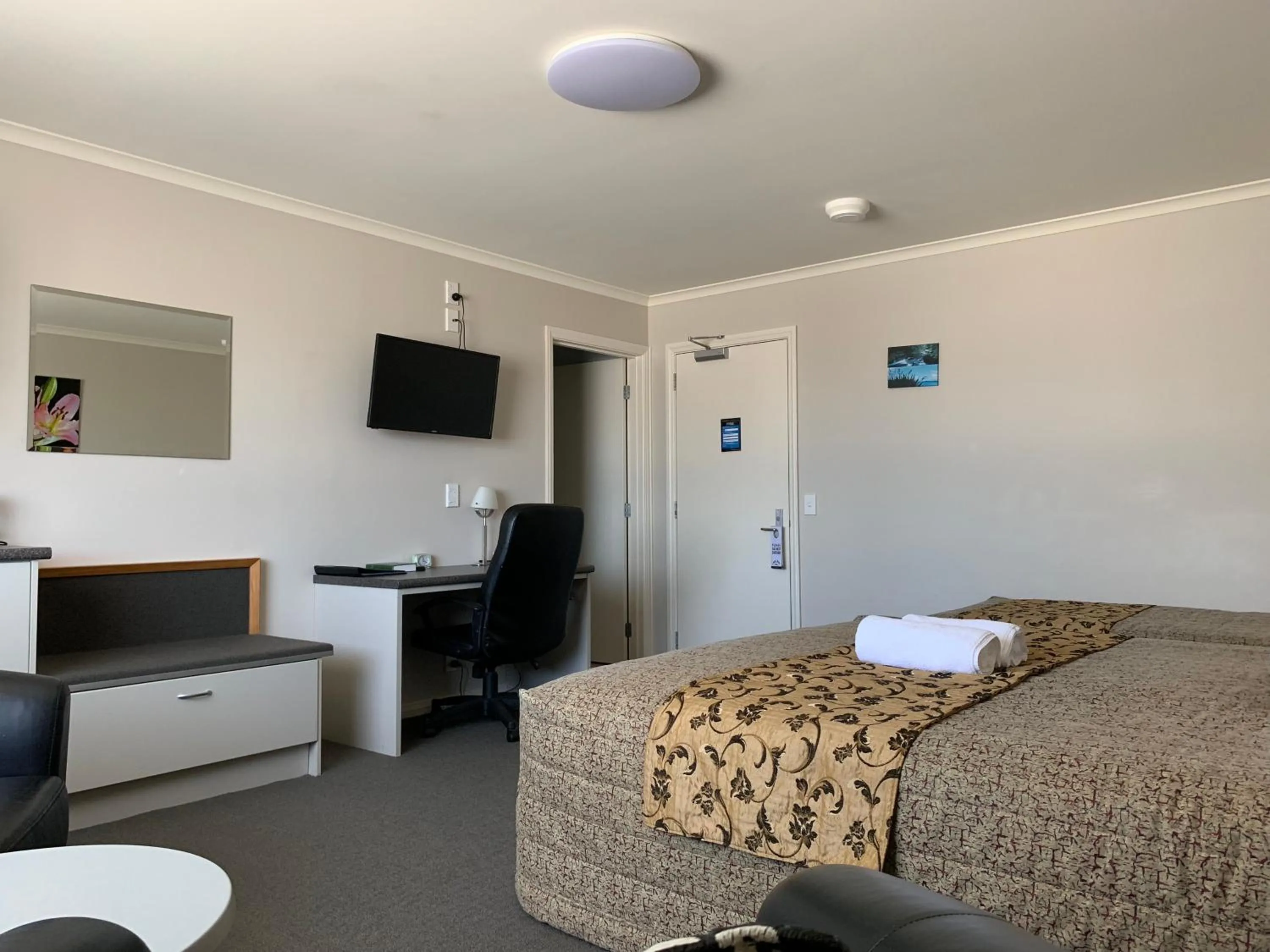 Photo of the whole room, Bed in High Peaks Hotel