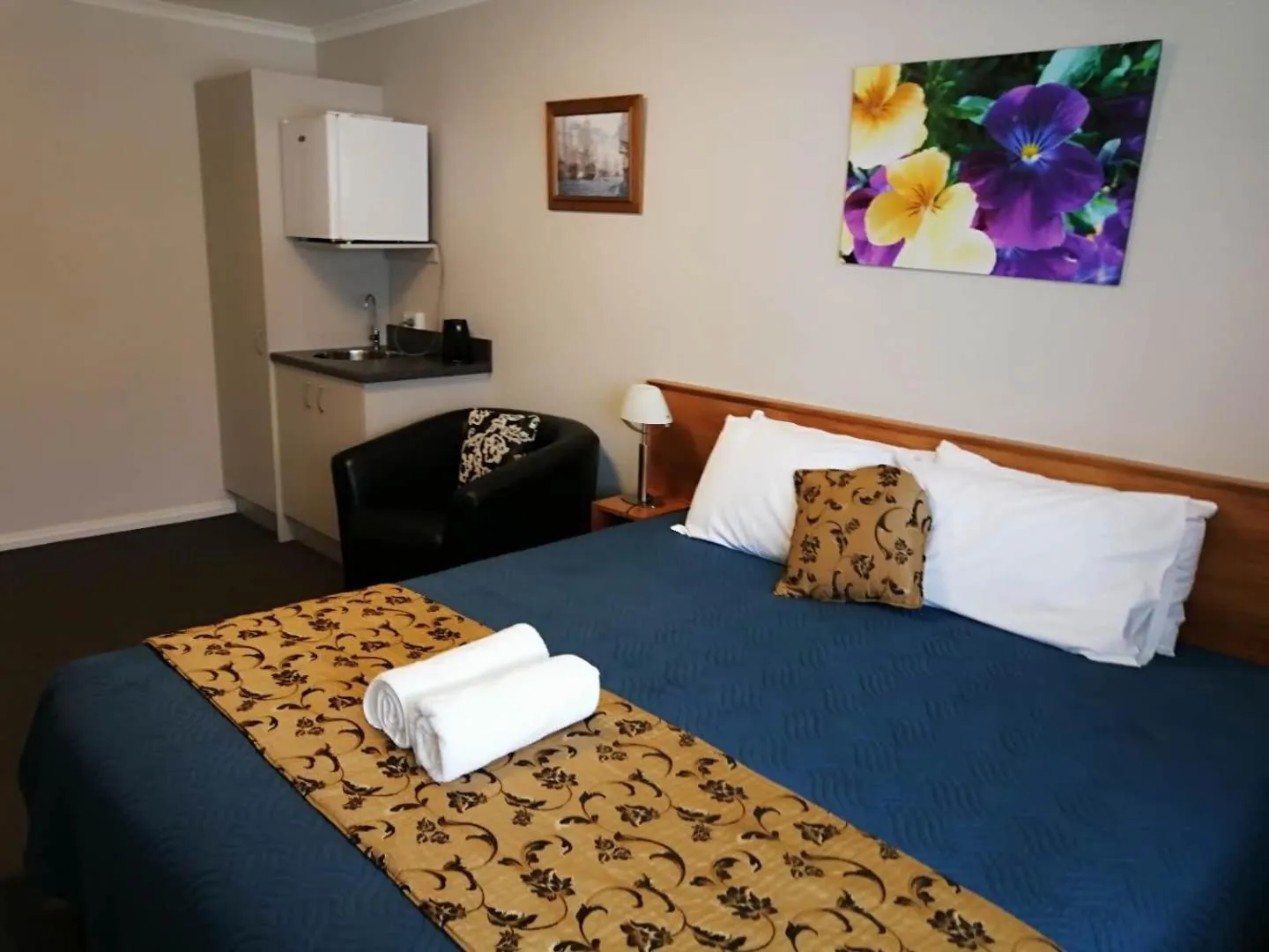 Photo of the whole room, Bed in High Peaks Hotel