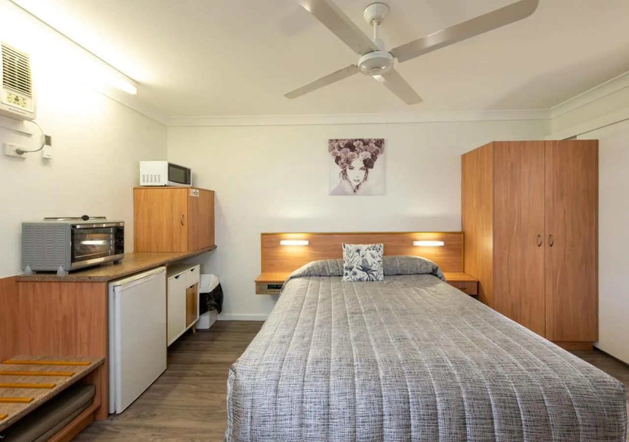 Kitchen or kitchenette, Bed in Riviera on Ruthven