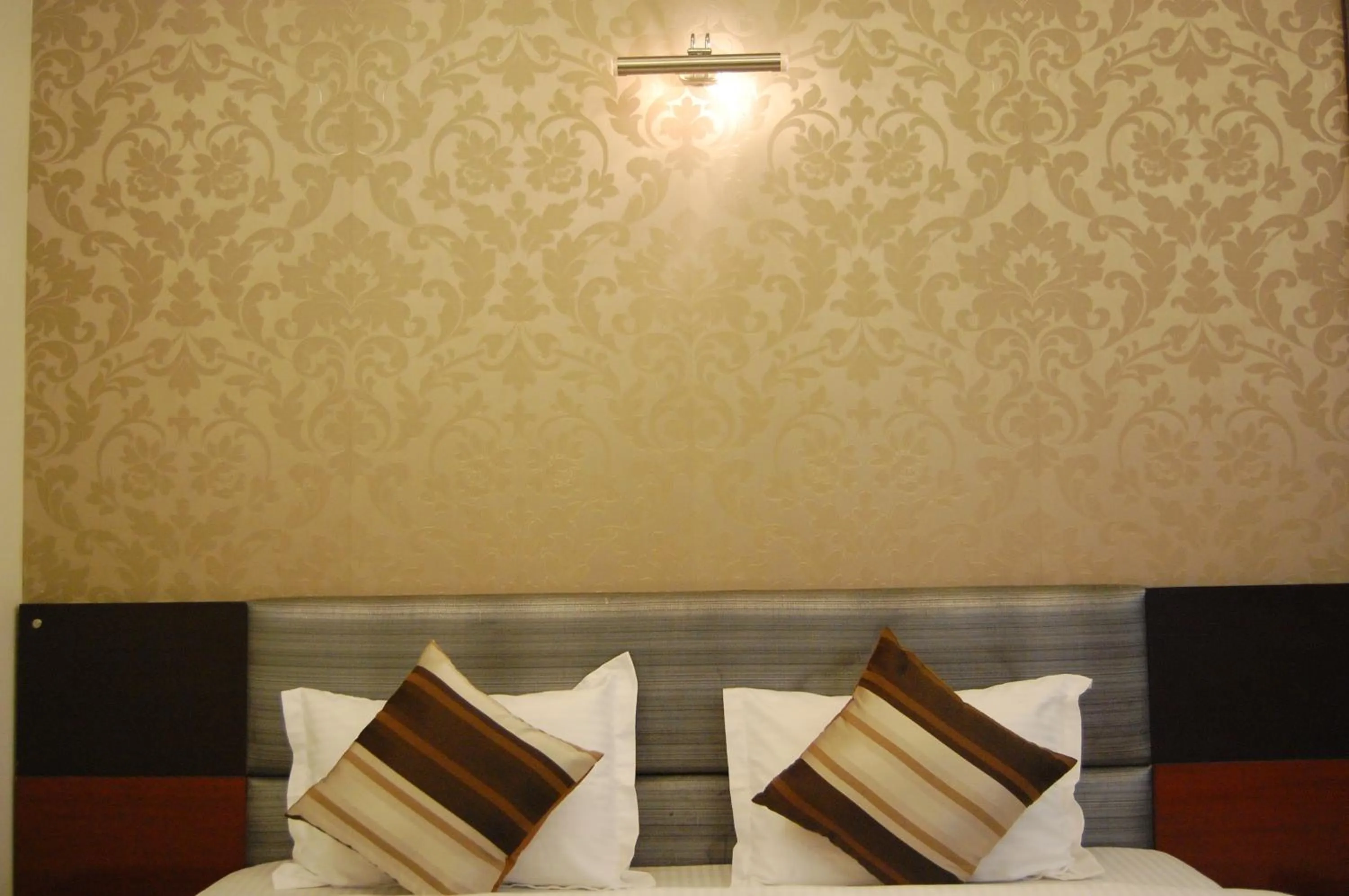 Seating area, Bed in Hotel Delhi Aerocity