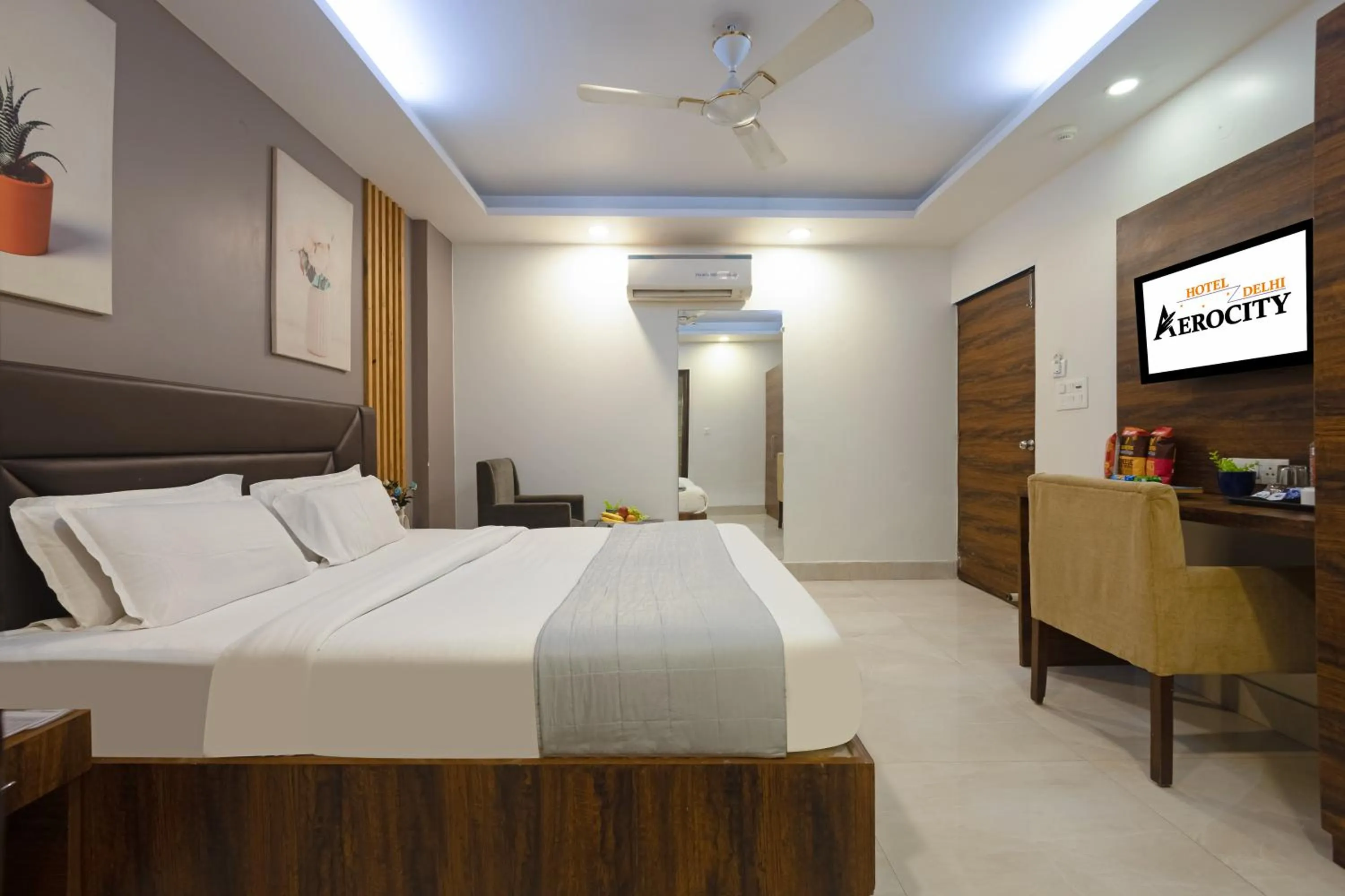 Photo of the whole room, Bed in Hotel Delhi Aerocity