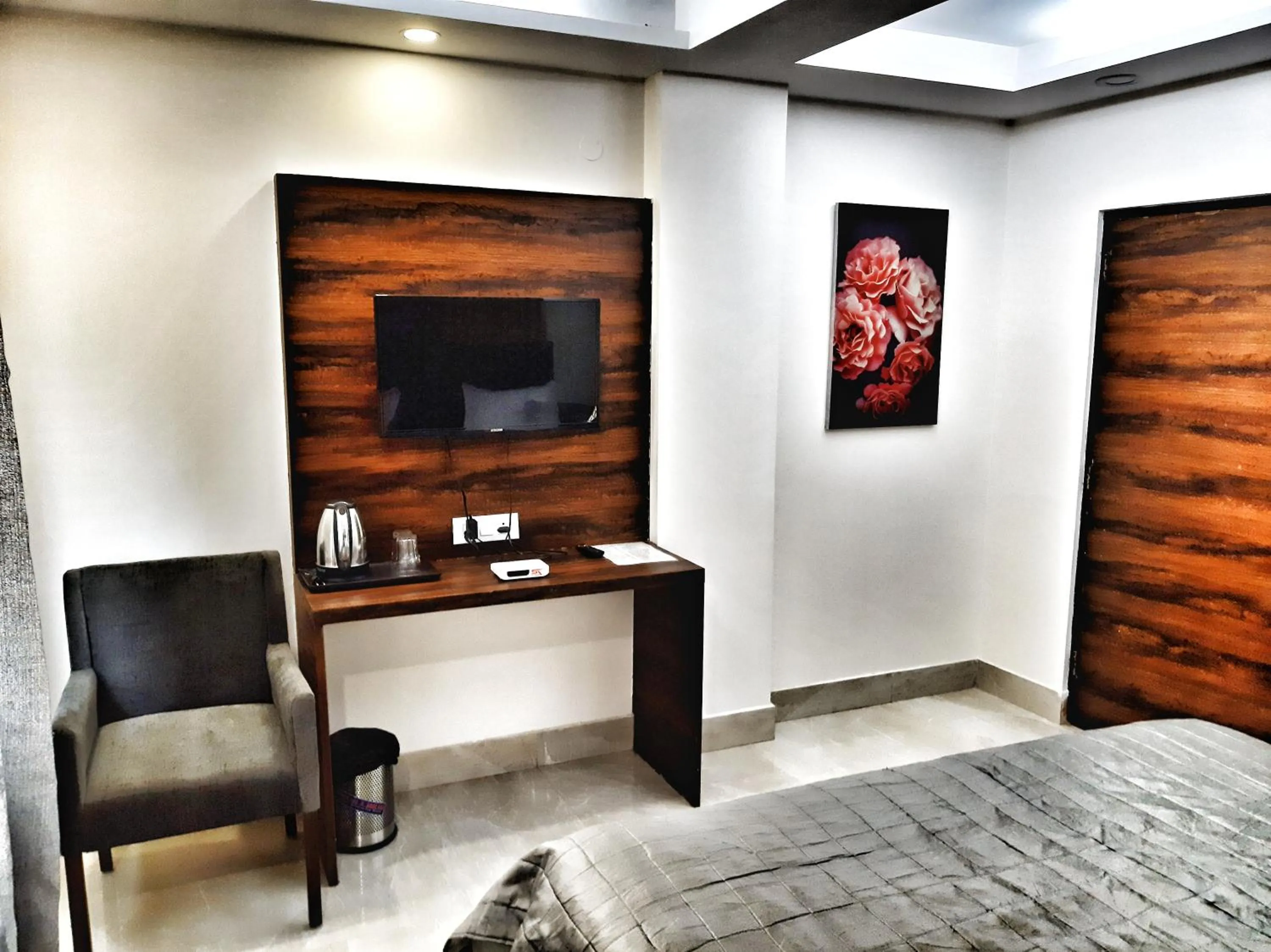 Seating area, Bed in Hotel Delhi Aerocity