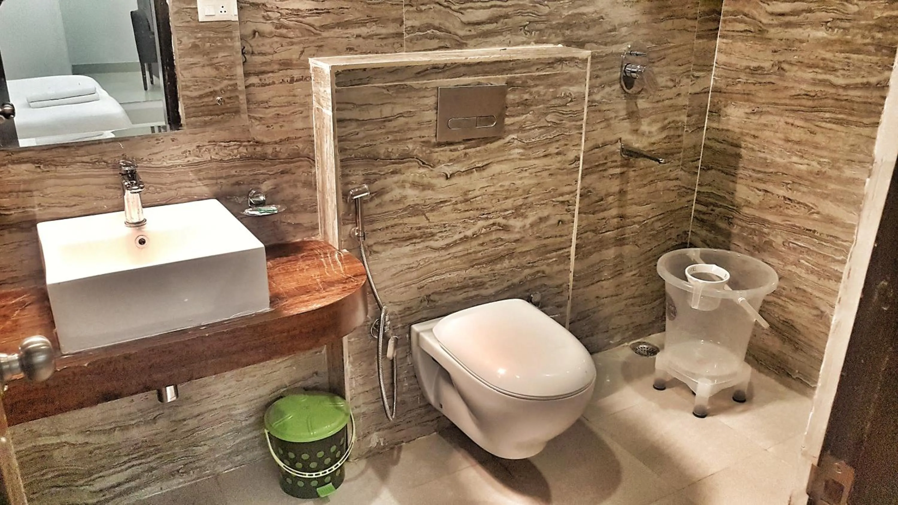 Toilet in Hotel Delhi Aerocity