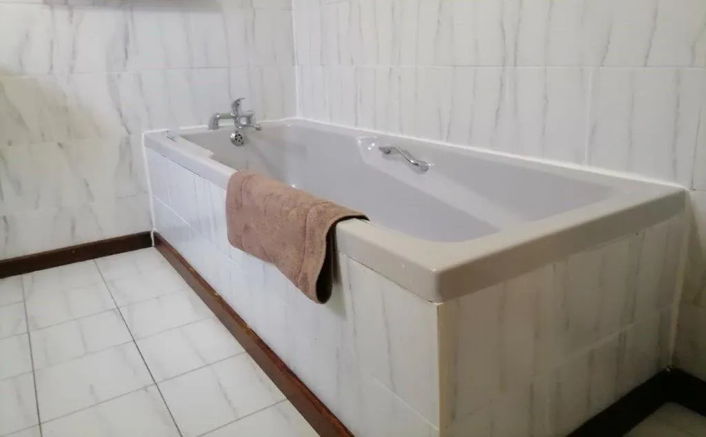 Toilet in Kings Lodge Hotel