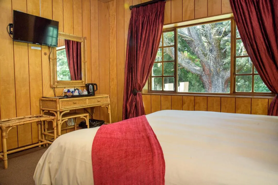 Bedroom, Bed in Kings Lodge Hotel