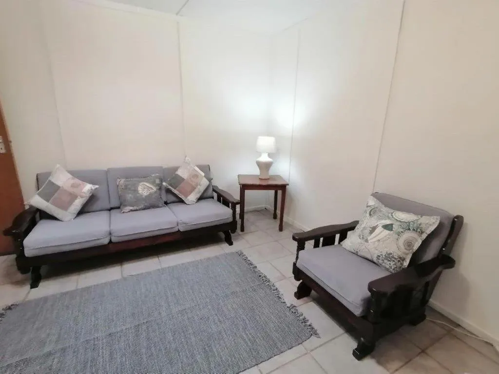 Seating area, Bed in Kings Lodge Hotel