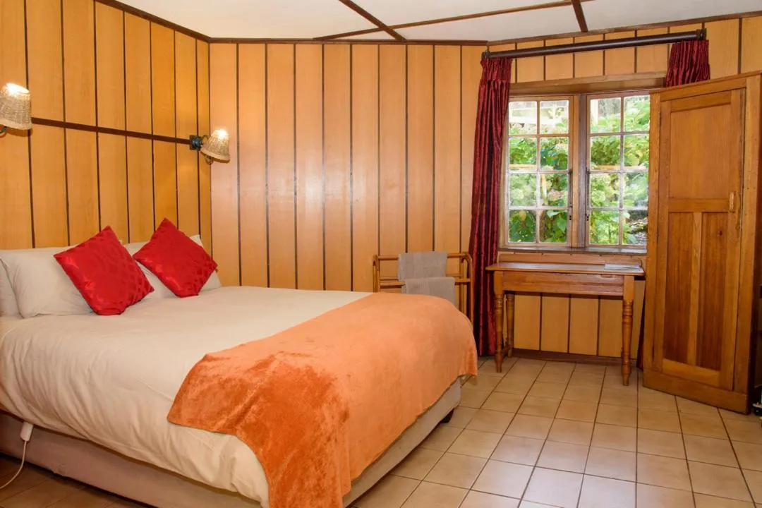 Bedroom, Bed in Kings Lodge Hotel