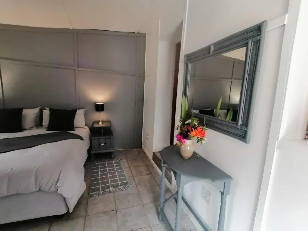 Bedroom, Bed in Kings Lodge Hotel