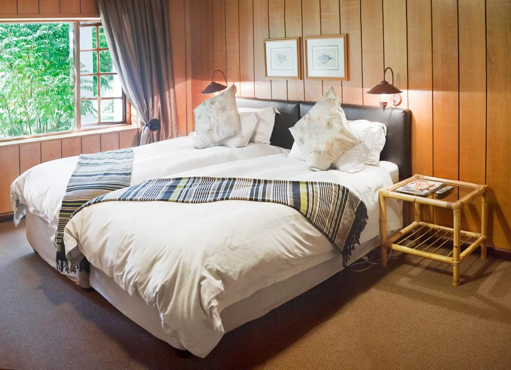 Property building, Bed in Kings Lodge Hotel