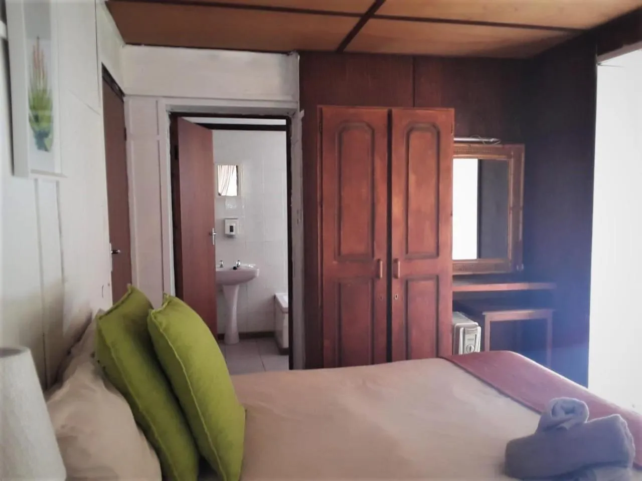 Bedroom, Bed in Kings Lodge Hotel