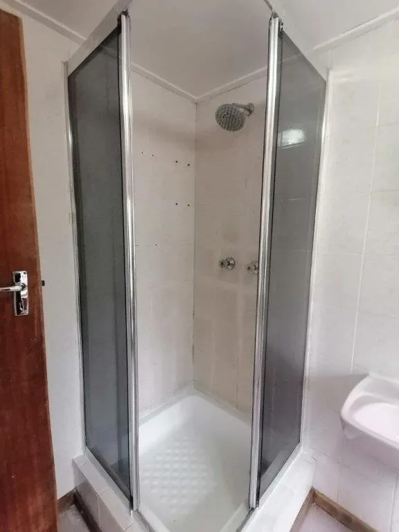 Shower in Kings Lodge Hotel