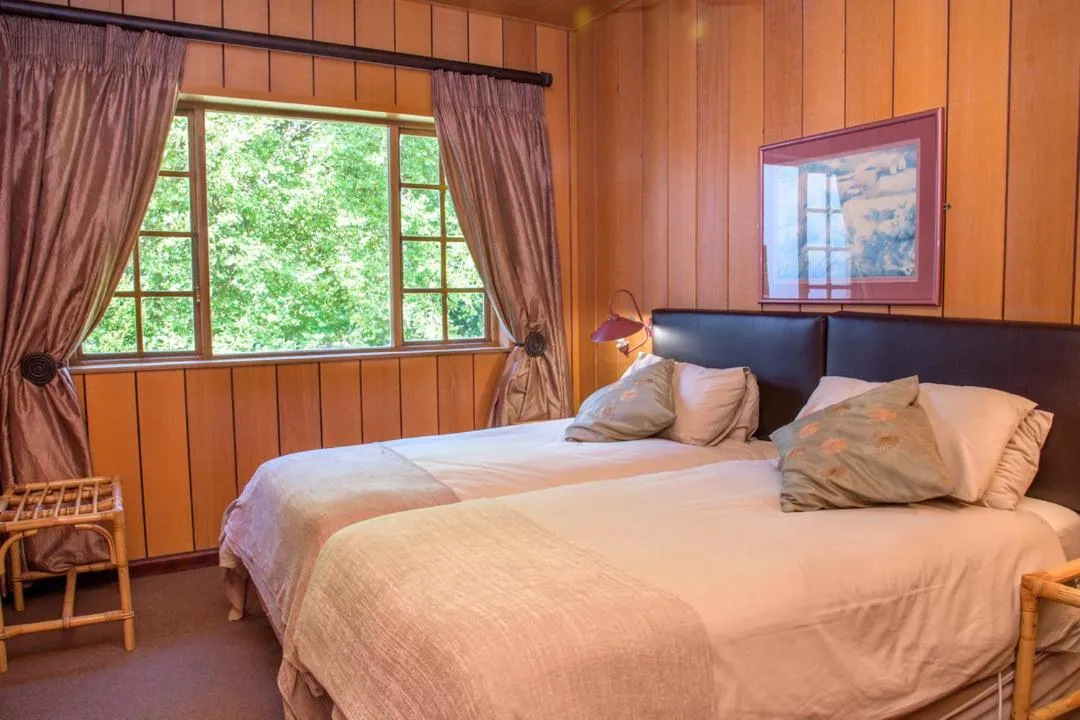 Bedroom, Bed in Kings Lodge Hotel