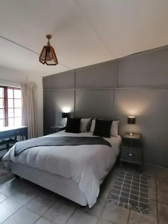 Bedroom, Bed in Kings Lodge Hotel