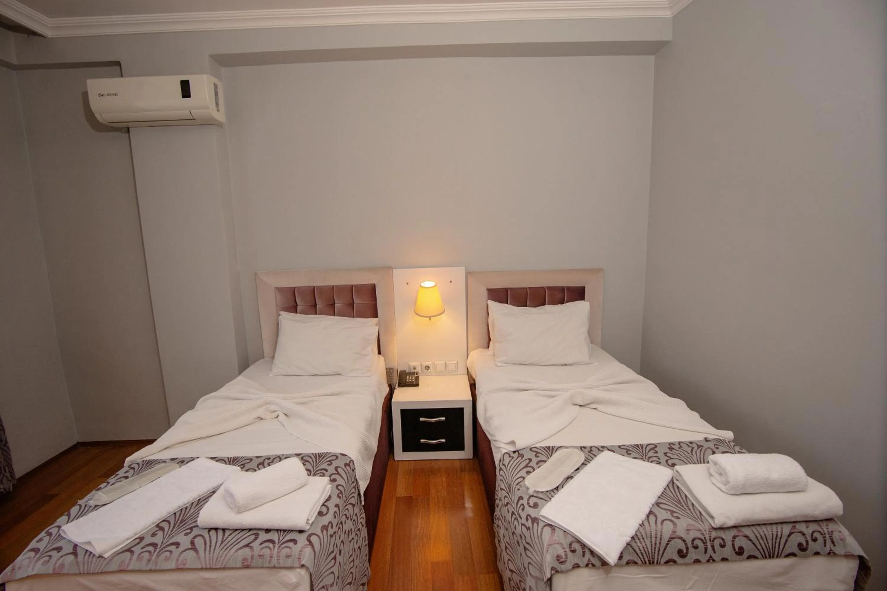 Hot Tub, Bed in SRF Hotel