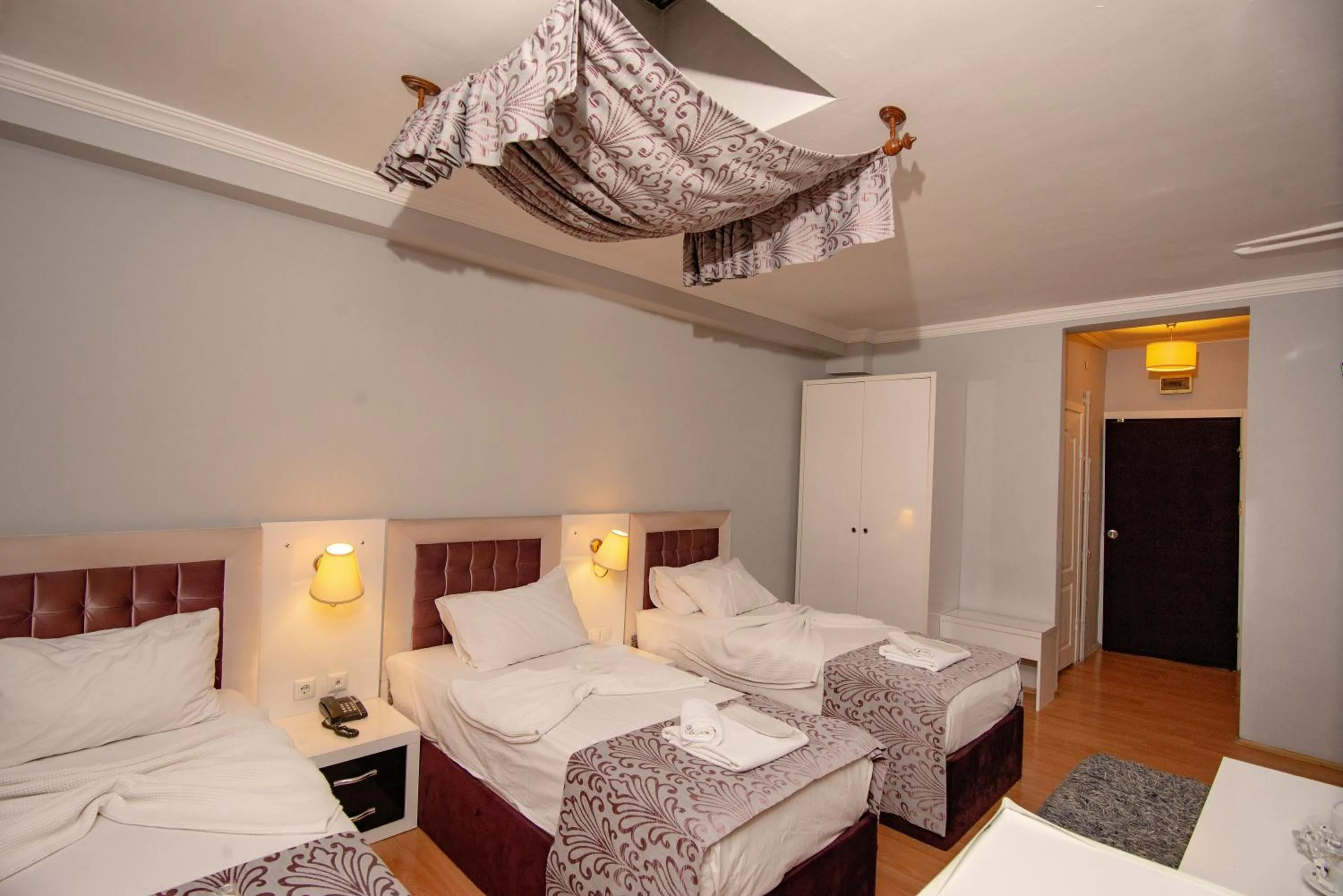 Hot Tub, Bed in SRF Hotel