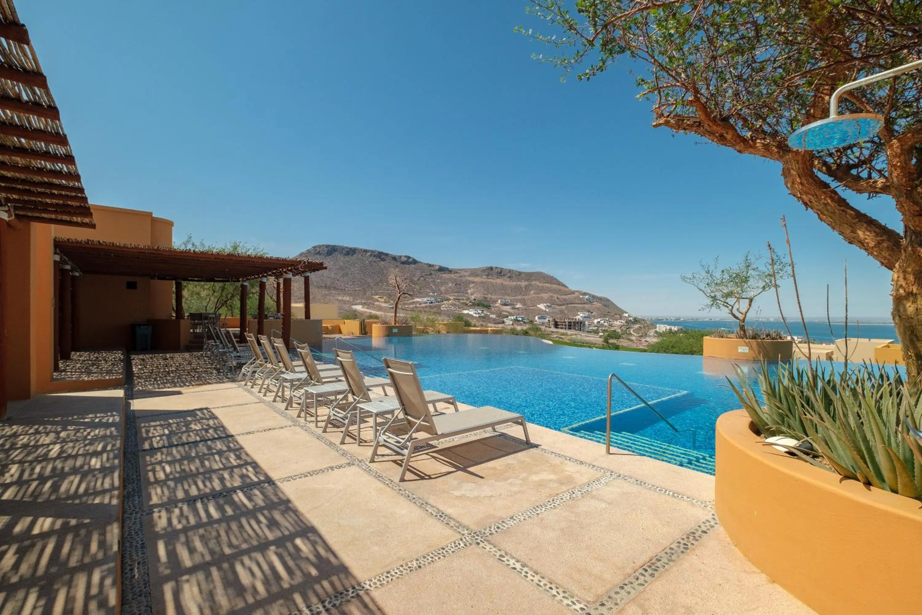 Swimming pool in Puerta Cortés Residences by Lumina