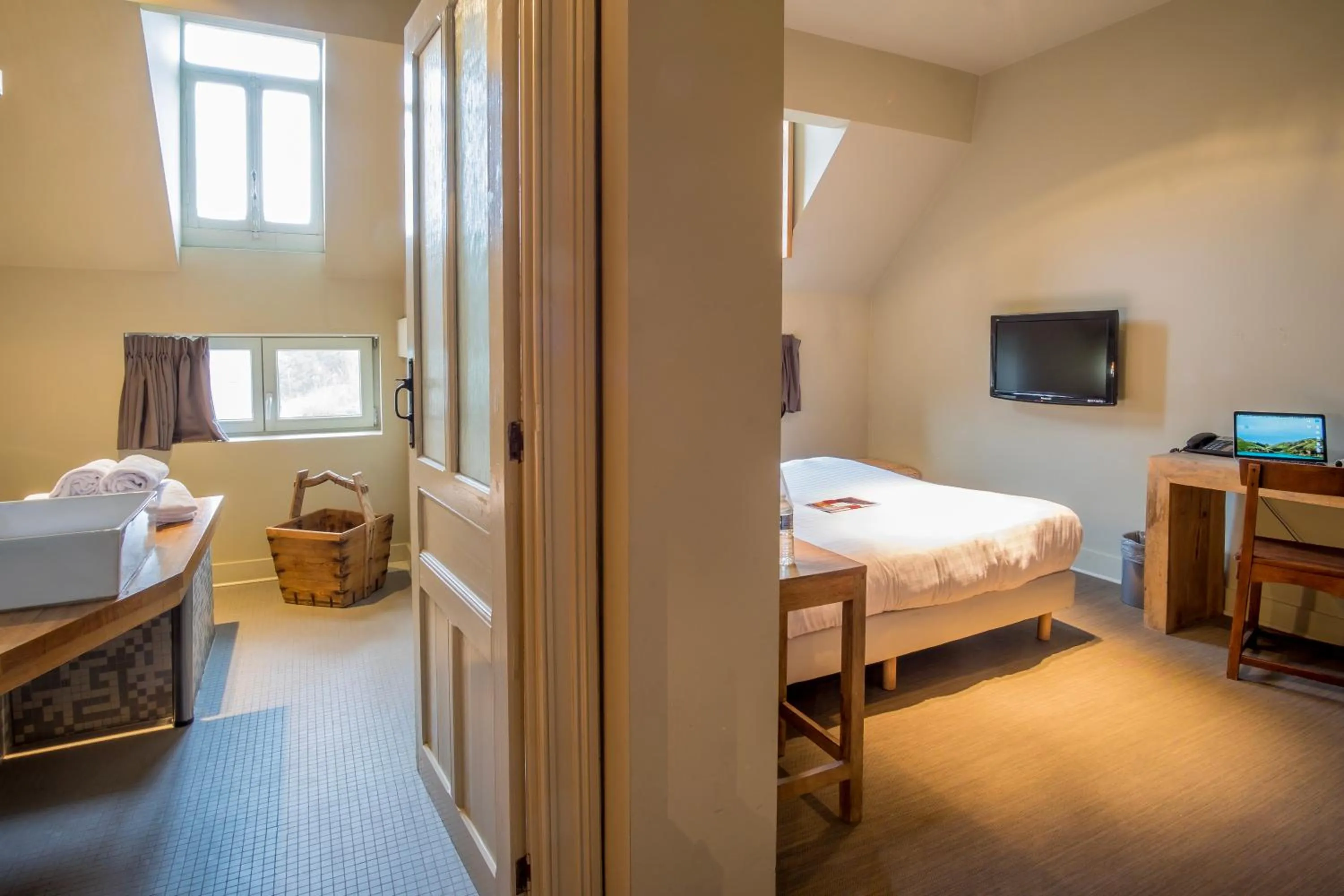 Bathroom, Bed in La Merveilleuse by Infiniti hôtel