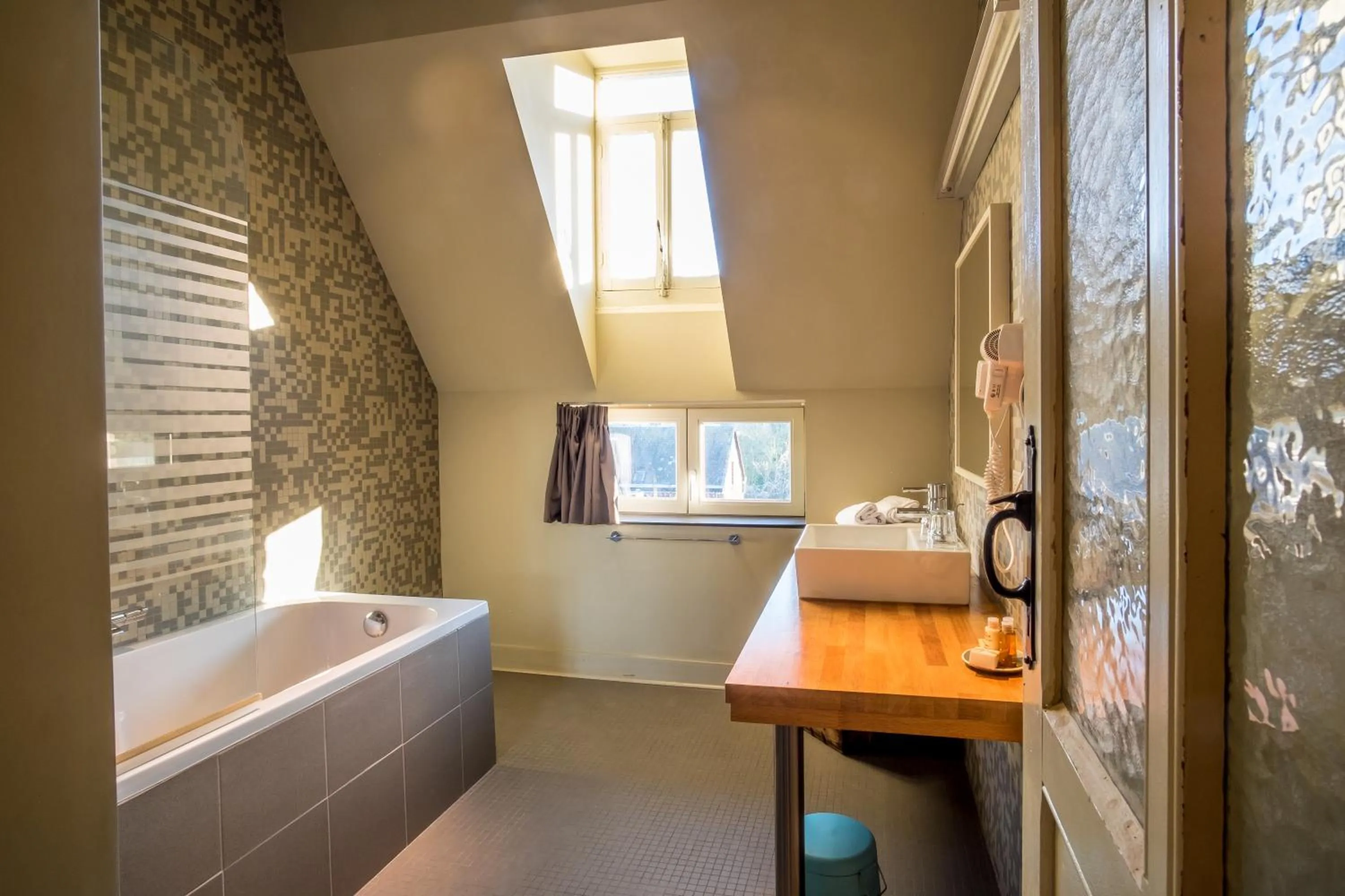 Bathroom, Bed in La Merveilleuse by Infiniti hôtel