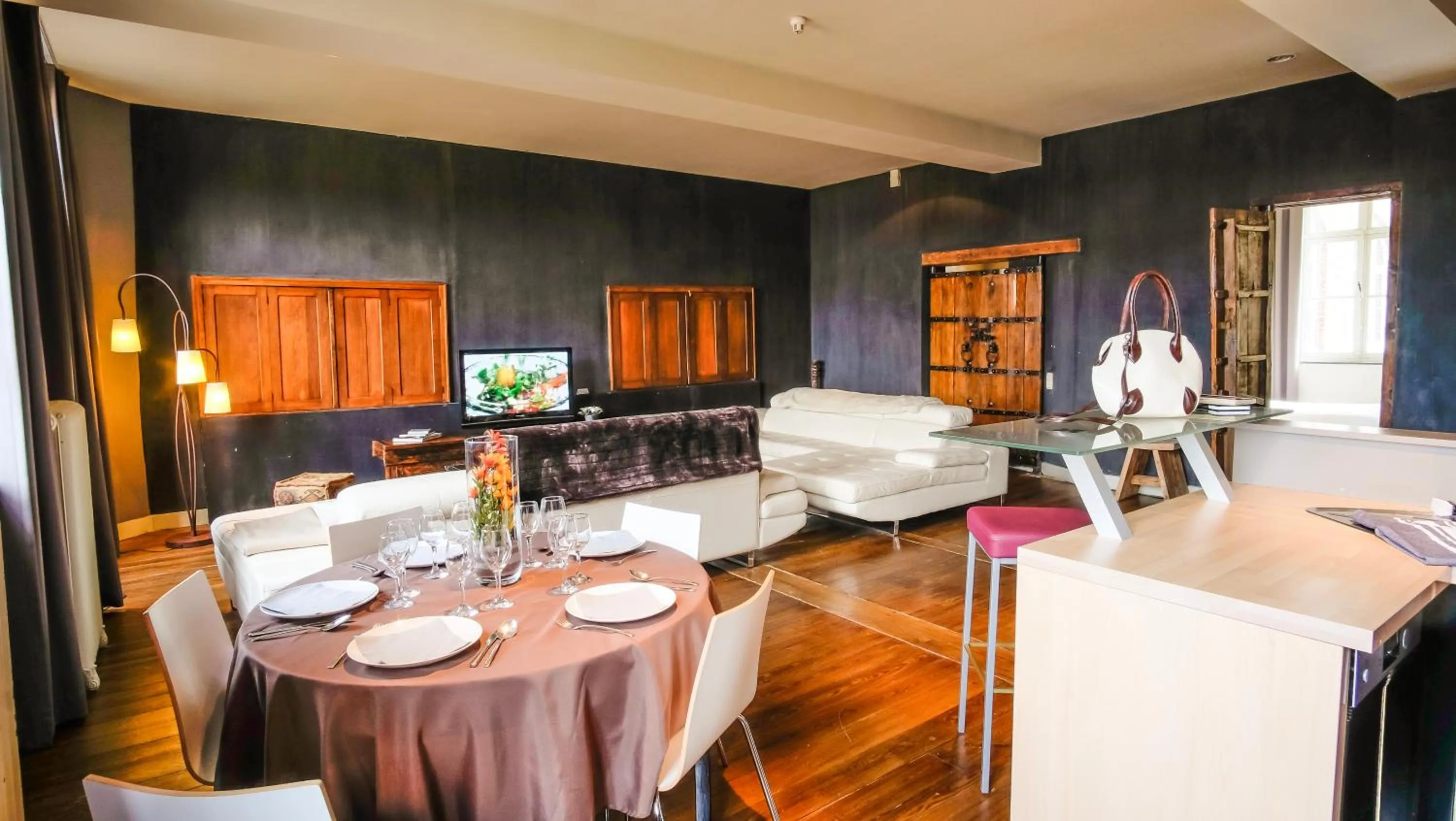 Seating area in La Merveilleuse by Infiniti hôtel