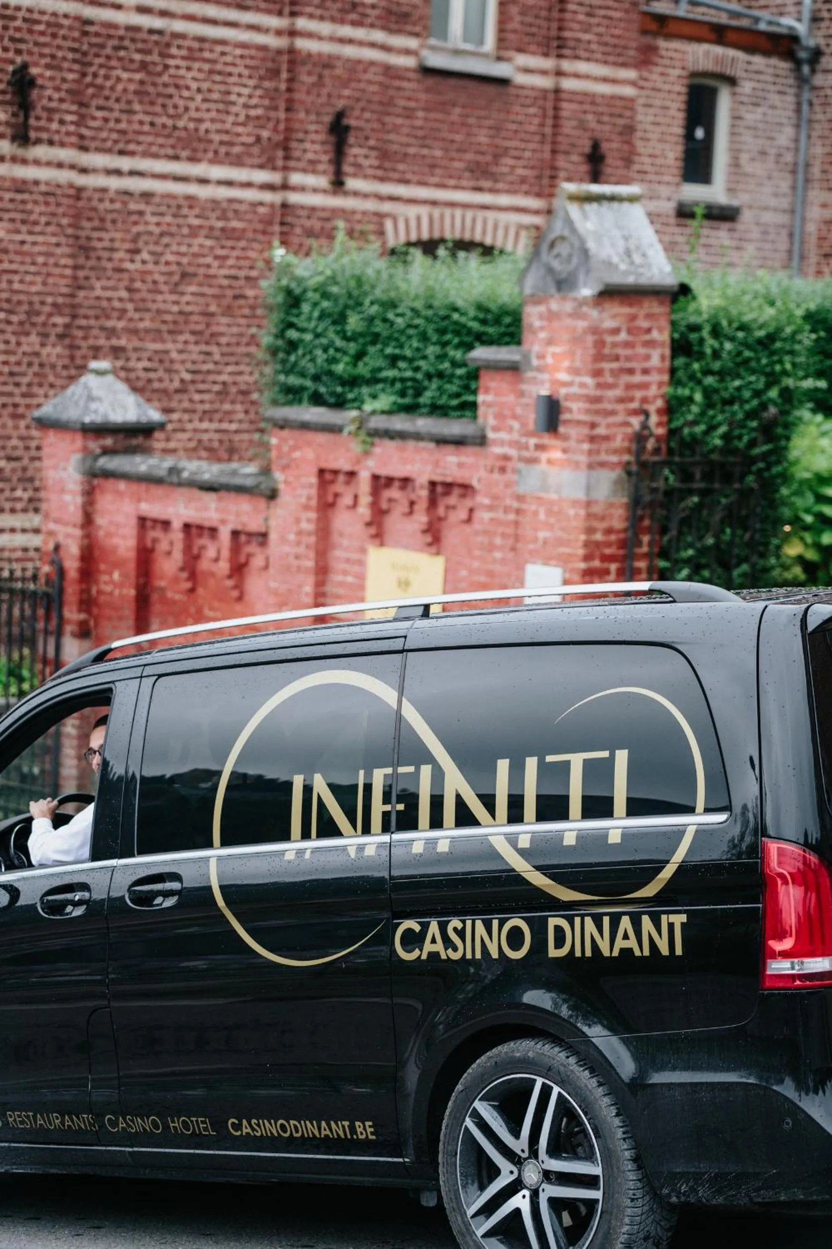 shuttle in La Merveilleuse by Infiniti hôtel