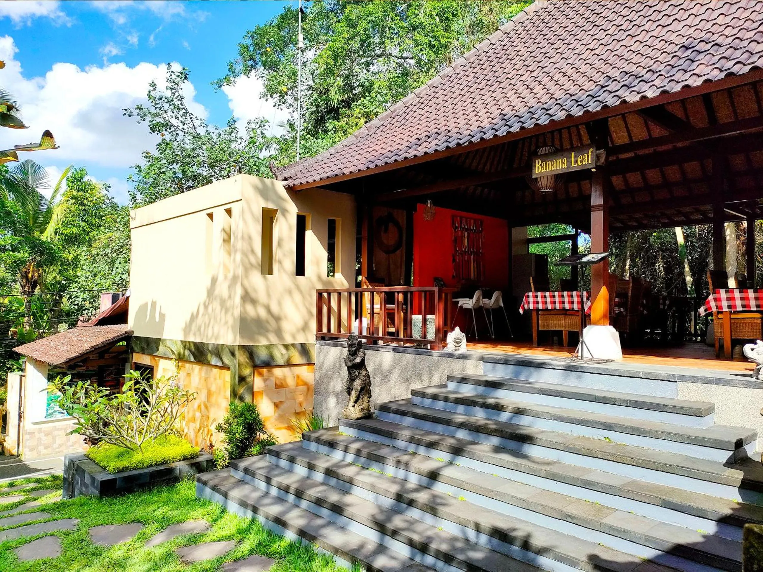 Restaurant/places to eat in Villa Nirvana