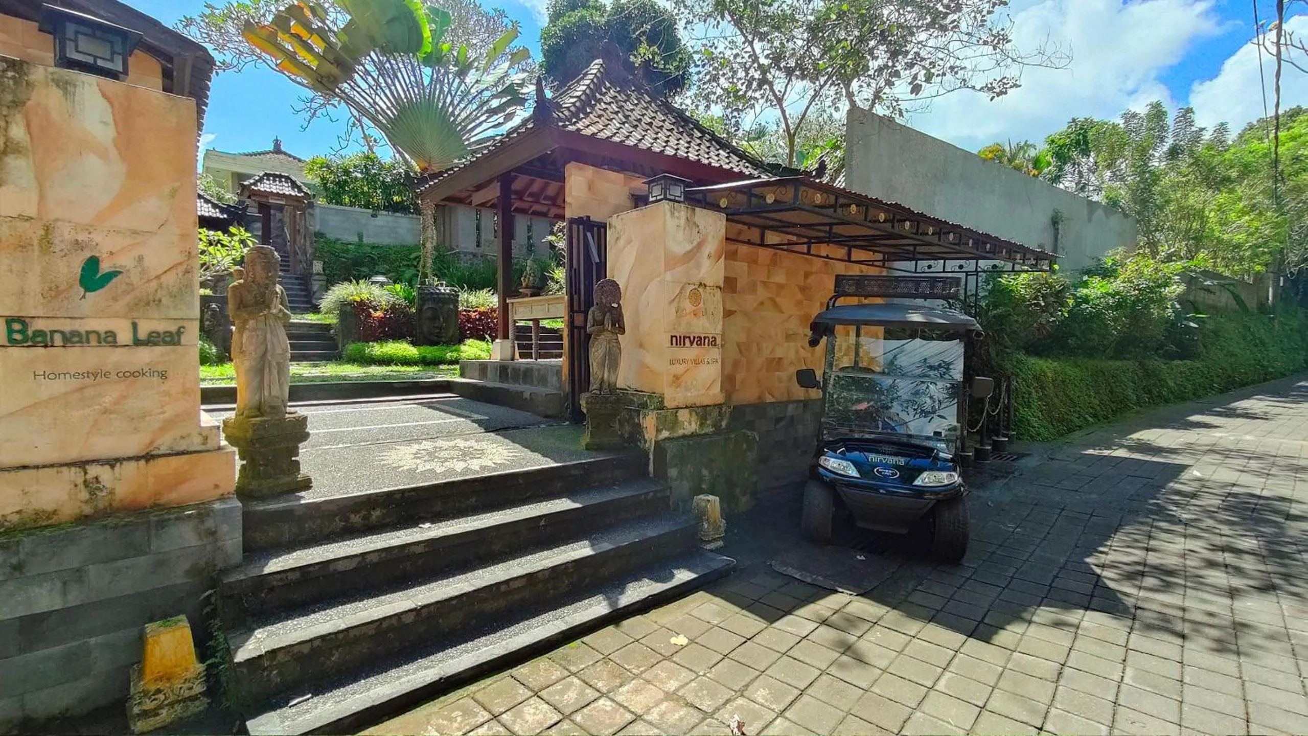 Facade/entrance in Villa Nirvana