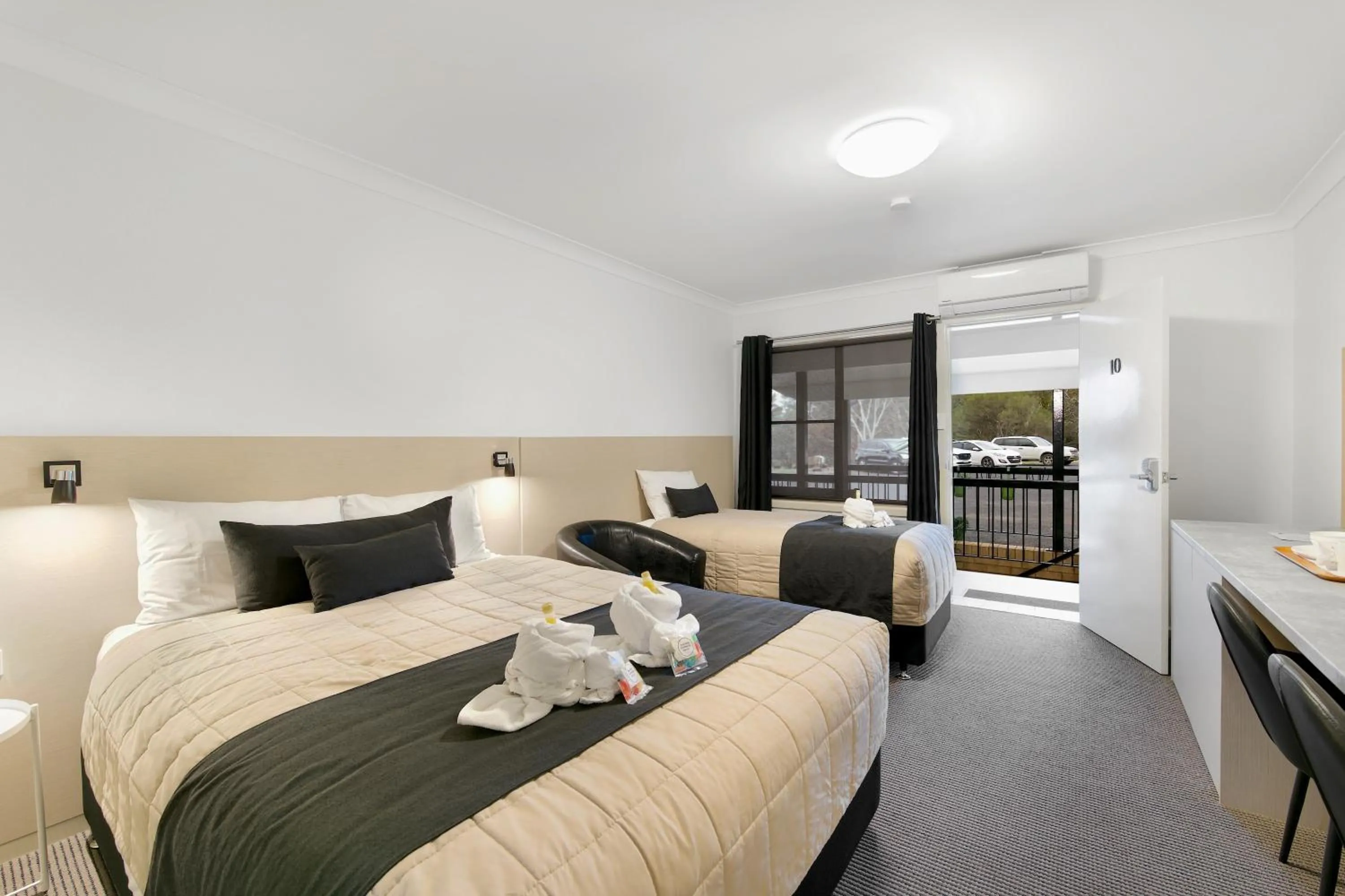 View (from property/room), Bed in Kandos Fairways Motel