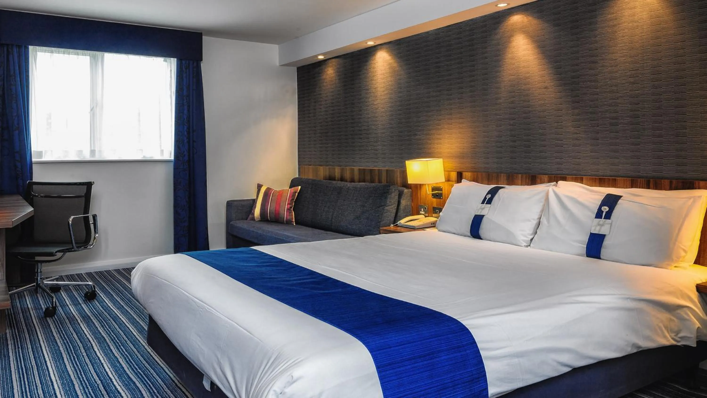 Photo of the whole room, Bed in Holiday Inn Express Glenrothes by IHG