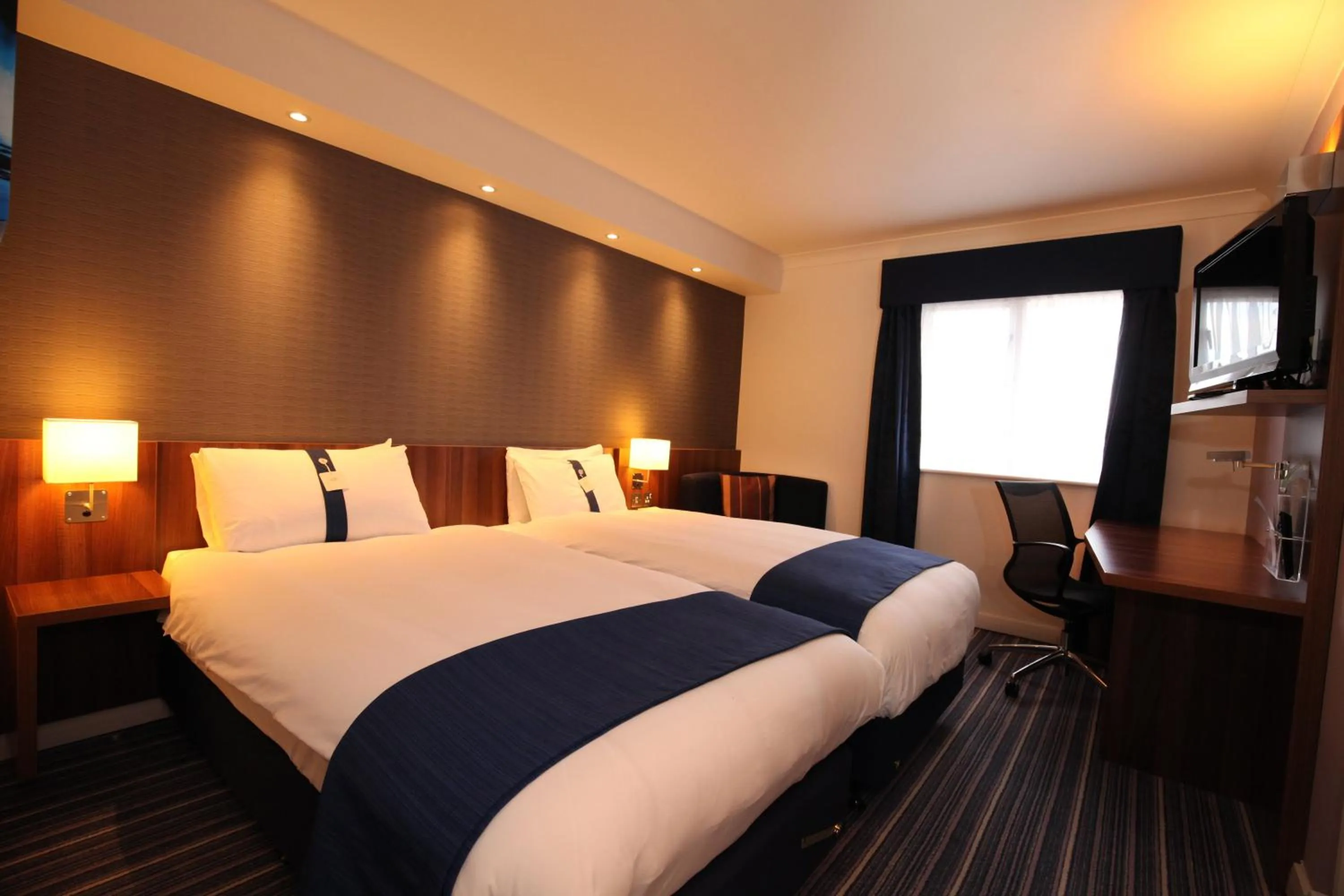 Photo of the whole room, Bed in Holiday Inn Express Glenrothes by IHG
