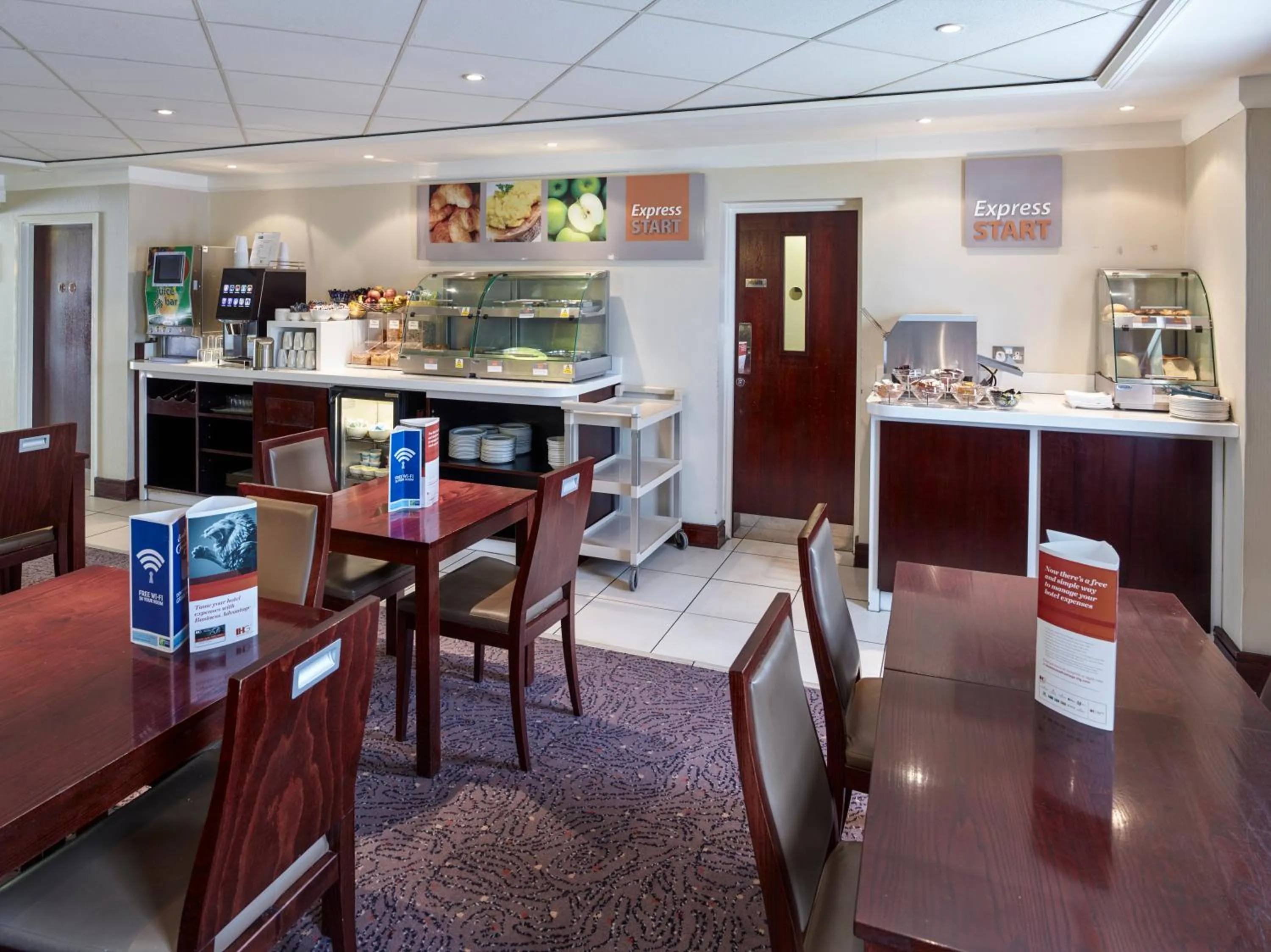 Restaurant/places to eat in Holiday Inn Express Glenrothes by IHG