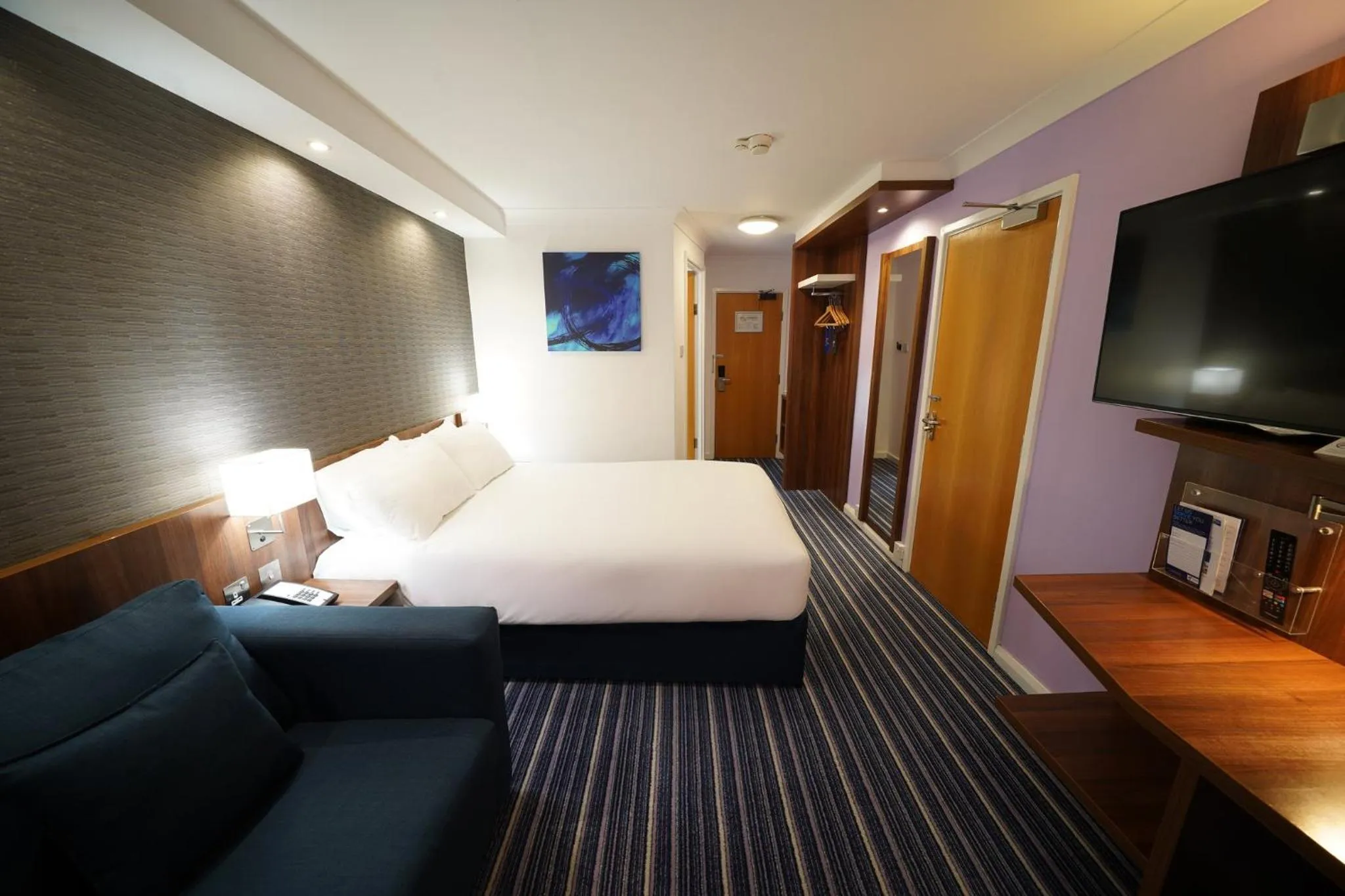 Photo of the whole room, Bed in Holiday Inn Express Glenrothes by IHG