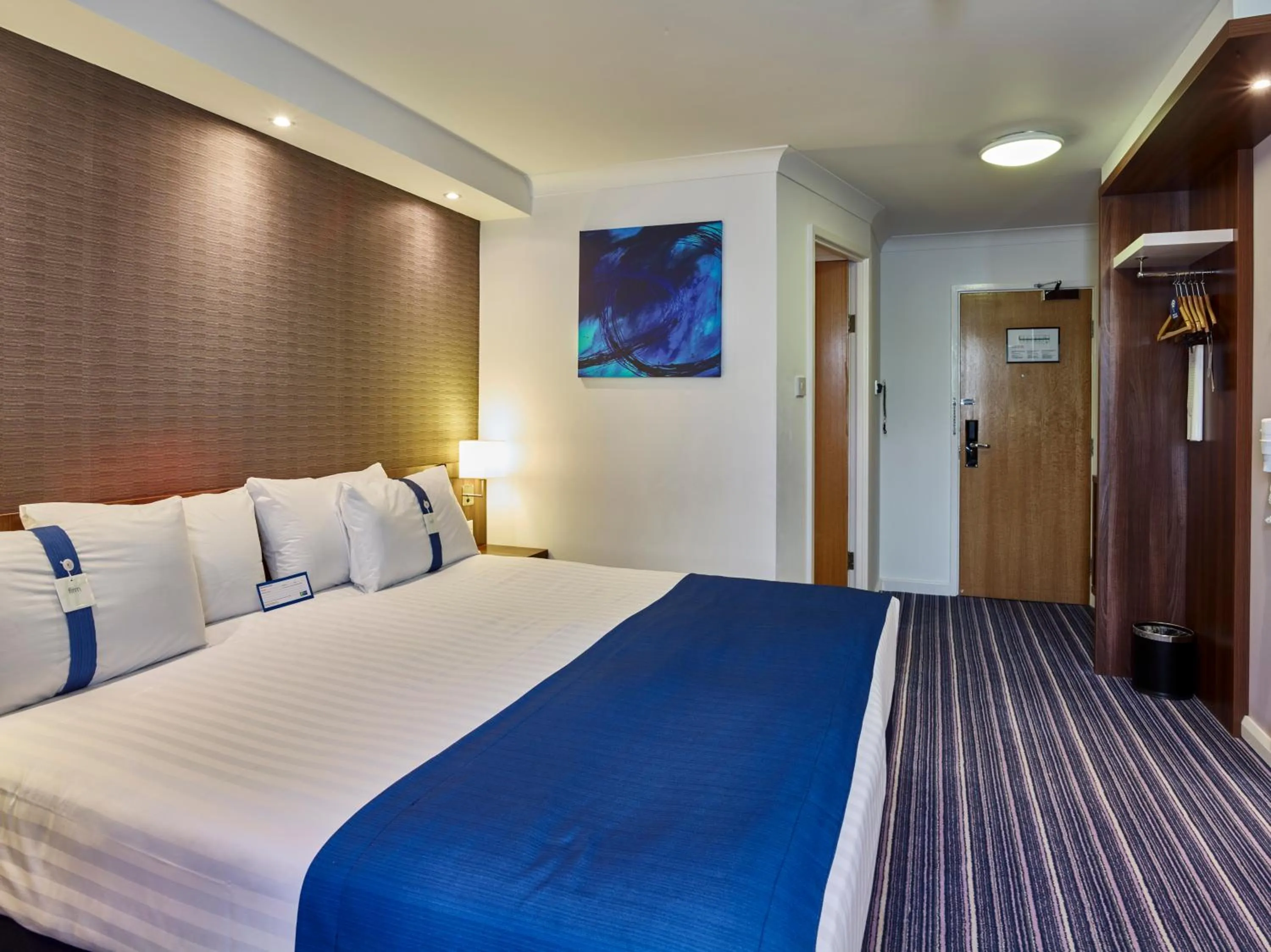 Photo of the whole room, Bed in Holiday Inn Express Glenrothes by IHG