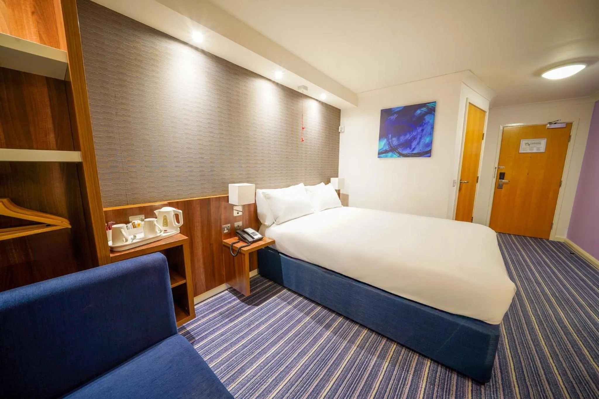 Photo of the whole room, Bed in Holiday Inn Express Glenrothes by IHG