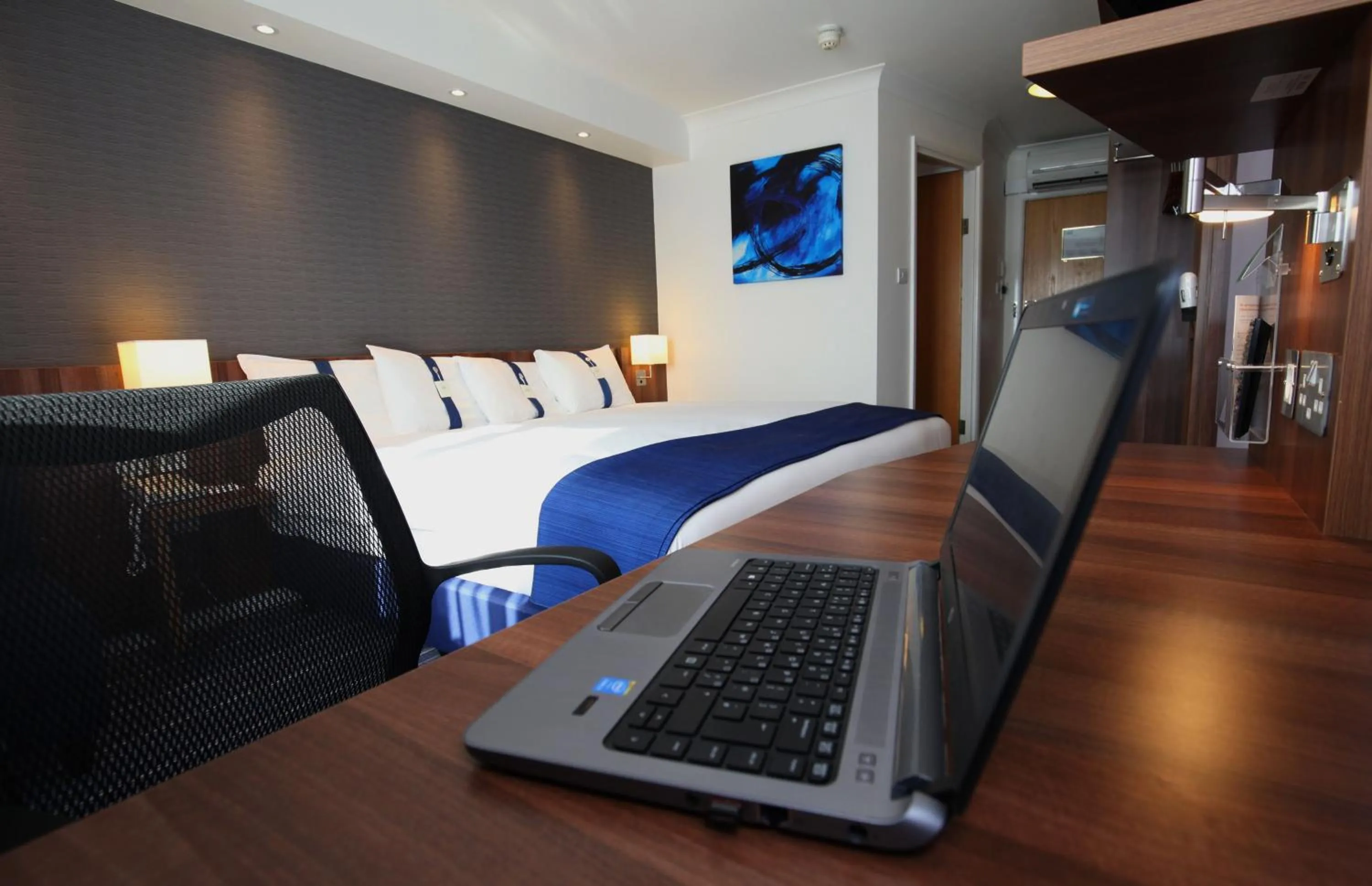 Photo of the whole room, Bed in Holiday Inn Express Glenrothes by IHG